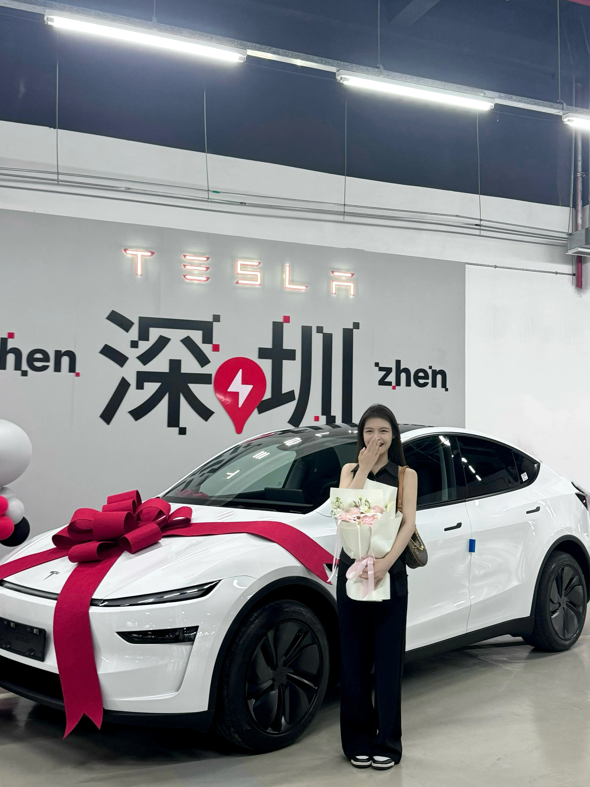 提车日记|01年靠自己喜提第一辆🚗 怒拍10086张!!白色小特配黑色包出片的！
恭喜自己成为特斯拉车主
	
从前总幻想做一个手握方向盘独当一面的“大女主”终于有一天我也变成小时候羡慕的样子
	
从此世界在我面前指向我想去的任何地方
我完全而绝对的主持着我 这句话具像化了.
#提车 #提车拍照 #modely #大玩具 #提车日记 #提车仪式 #特斯拉 #每天都有值得记录的瞬间 @欢欢