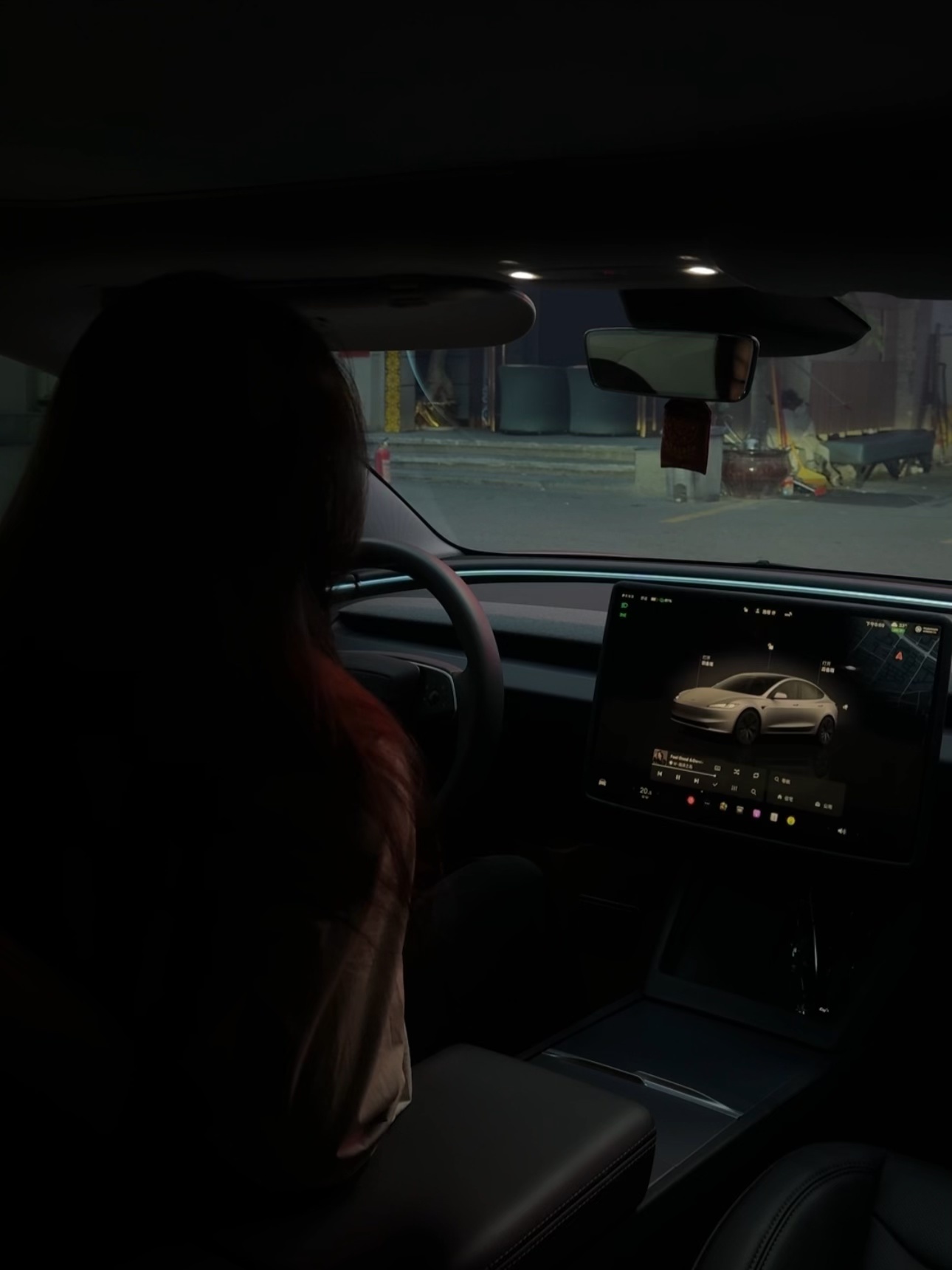 当女生拥有一辆特斯拉时 less is more
极简风
才是毛坯
	
#车载好物 #model3 #我爱我的车搭子 #有车以后的松弛感 #手握方向盘的女孩 #一个人开车 #特斯拉 #我的爱车日常 #汽车氛围感 #开车当然要记录 @册册王