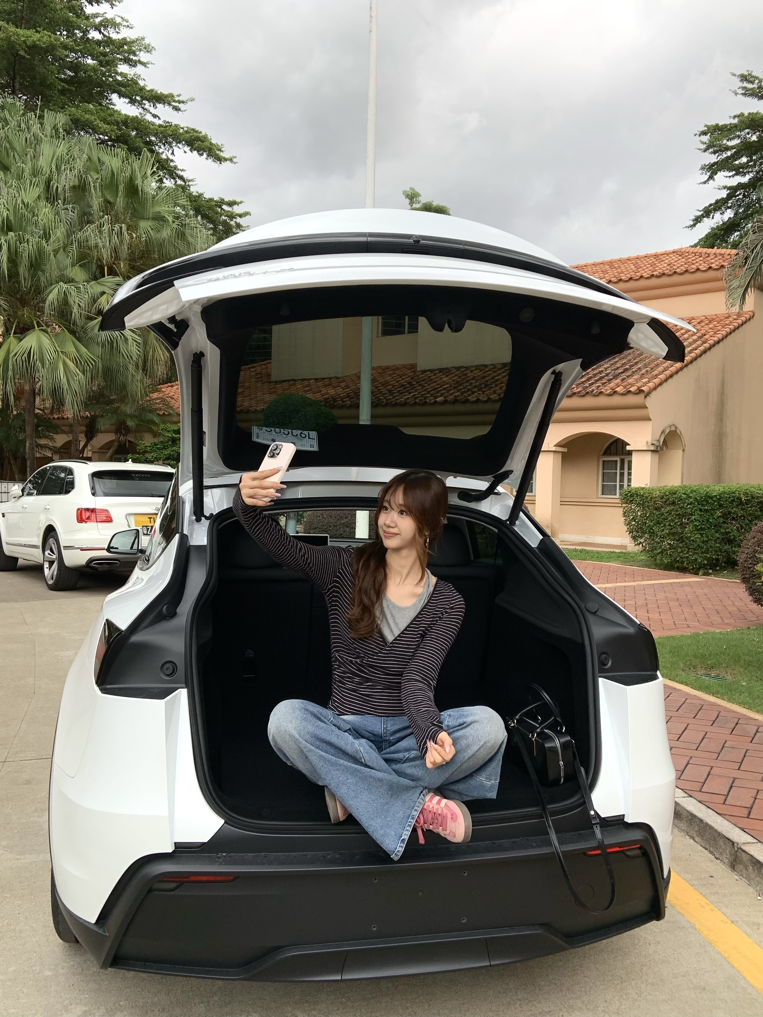 Tesla｜05年喜提人生第一辆小🚗 带着我的大玩具回家了
一个小时试驾订车 一个星期提车
处理首付保险等 拿到车去上牌
我们j人的行动力一步也没停🥹
	
恭喜自己成为特斯拉车主啦！！
成功加入善良大鼠标中的一员
你们的毛坯是怎么装修的！
#日常文案 #人生的意义 #每天都有值得记录的瞬间 #换车的尽头是电车 #特斯拉 #特斯拉Y #大玩具 #喜提新车 #提车需要满满仪式感 #我的车真好看 @yyujiajia
