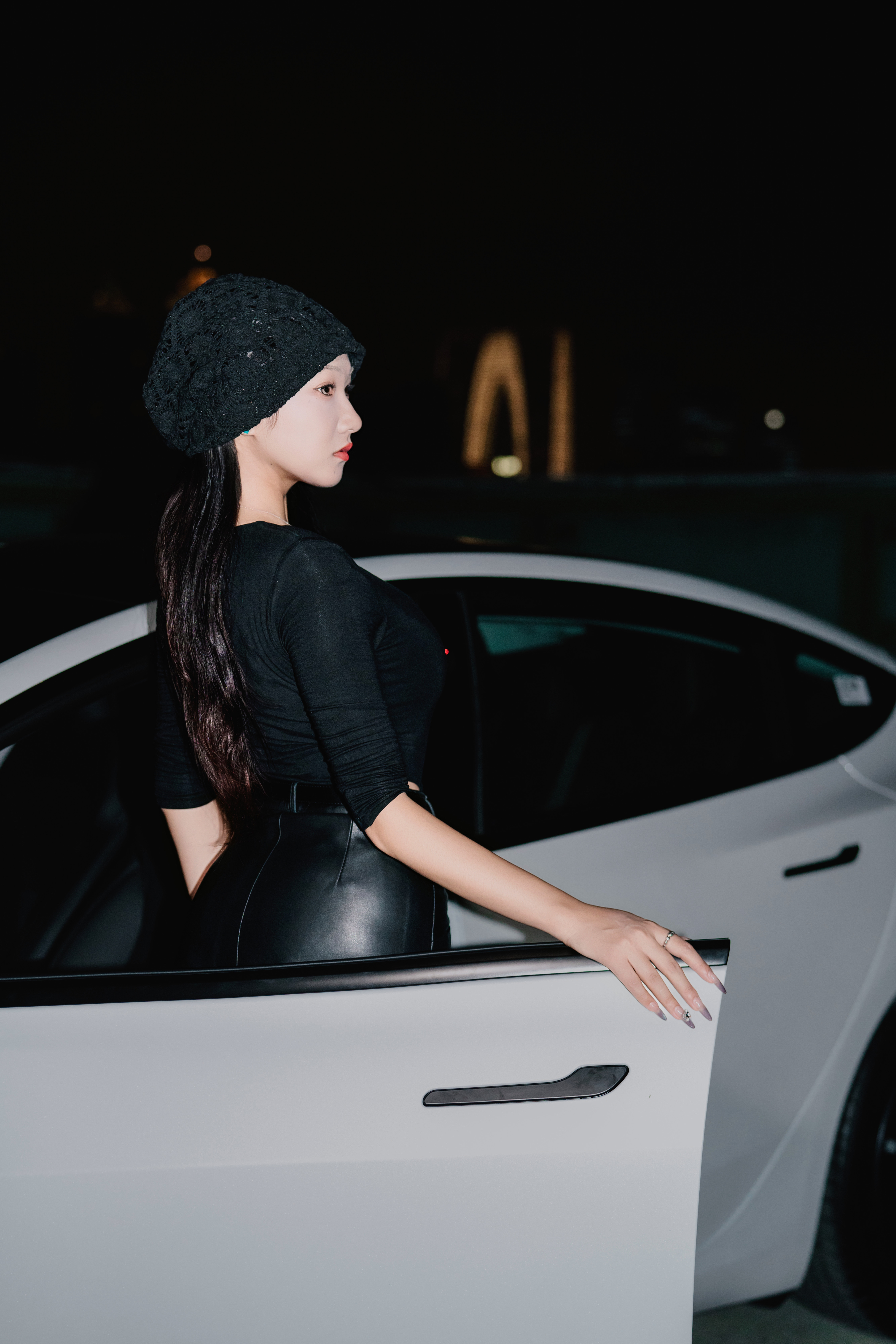 特斯拉黑标｜恭喜我吧💐成了一名女车主 我是9.11下订的特斯拉model3
那时候还没考完驾照，盲付订金1k
-1k😬
9.30极限拿到驾照
国庆试驾兜兜转转还是提了特斯拉
赶紧让销售给我预约📅
没想到车子是10.9出厂的
我是10.12提到的车🚗
-
不爱说女司机女司机的
我们是女车主🎉
我的🚗我自己做主🎂
拍摄点：苏州金鸡湖大润发顶楼停车场🅿️
摄影师：@带肥羊的三叶手记📰 @TT不烦恼📷
#提车日记#特斯拉车主 #特斯拉改款 #人生第一辆车 #特斯拉升级 @华思柚
