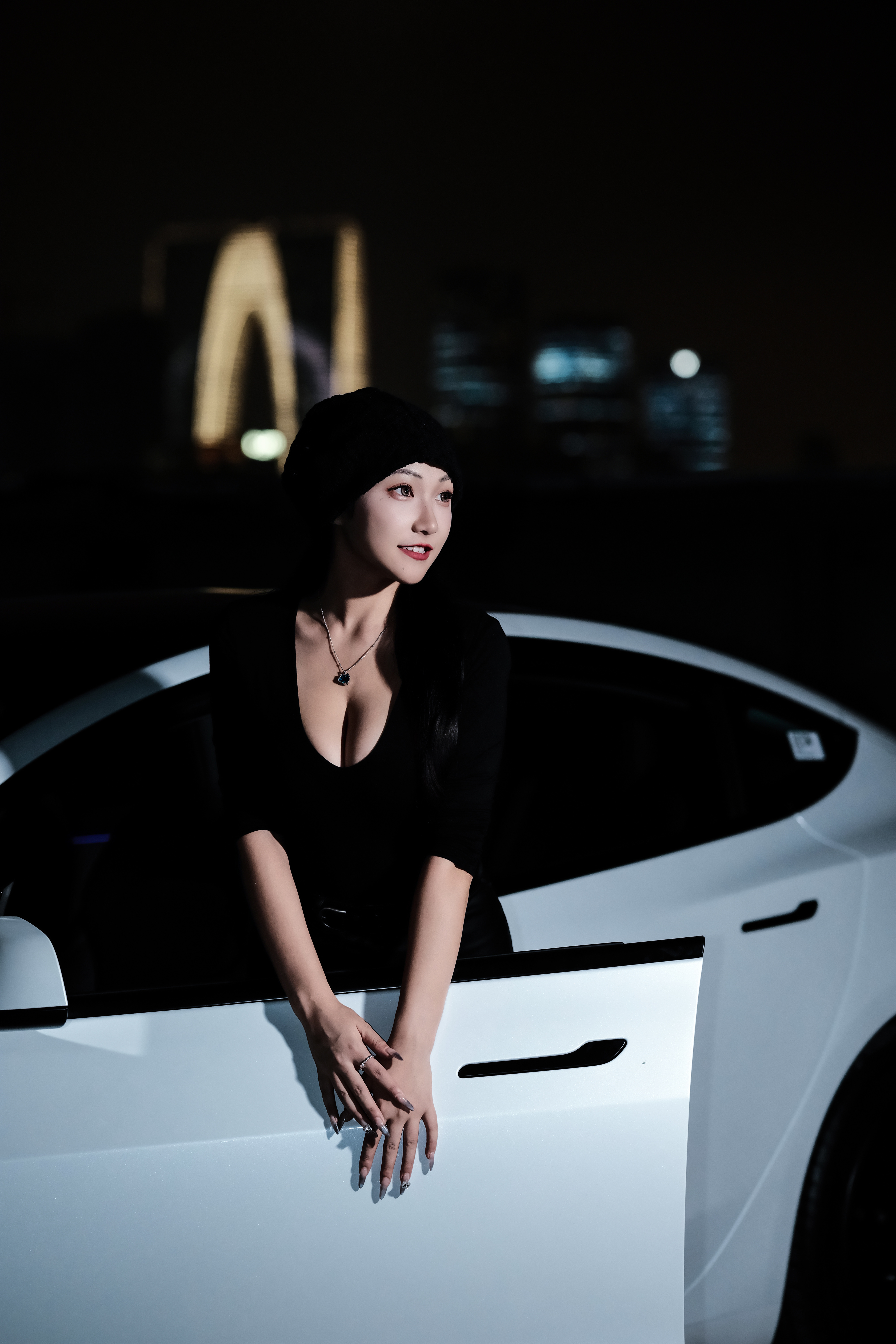 特斯拉黑标｜恭喜我吧💐成了一名女车主 我是9.11下订的特斯拉model3
那时候还没考完驾照，盲付订金1k
-1k😬
9.30极限拿到驾照
国庆试驾兜兜转转还是提了特斯拉
赶紧让销售给我预约📅
没想到车子是10.9出厂的
我是10.12提到的车🚗
-
不爱说女司机女司机的
我们是女车主🎉
我的🚗我自己做主🎂
拍摄点：苏州金鸡湖大润发顶楼停车场🅿️
摄影师：@带肥羊的三叶手记📰 @TT不烦恼📷
#提车日记#特斯拉车主 #特斯拉改款 #人生第一辆车 #特斯拉升级 @华思柚