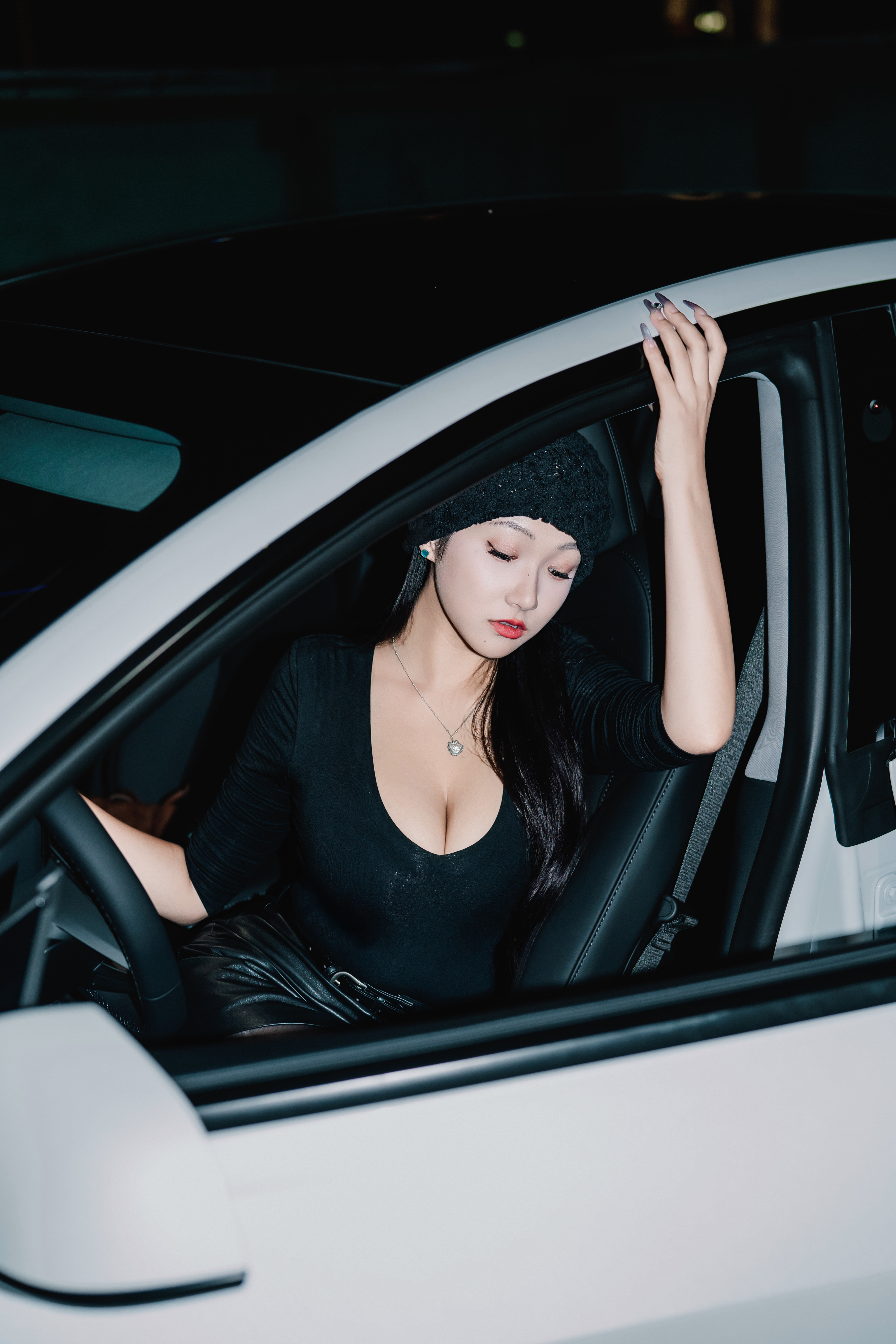 特斯拉黑标｜恭喜我吧💐成了一名女车主 我是9.11下订的特斯拉model3
那时候还没考完驾照，盲付订金1k
-1k😬
9.30极限拿到驾照
国庆试驾兜兜转转还是提了特斯拉
赶紧让销售给我预约📅
没想到车子是10.9出厂的
我是10.12提到的车🚗
-
不爱说女司机女司机的
我们是女车主🎉
我的🚗我自己做主🎂
拍摄点：苏州金鸡湖大润发顶楼停车场🅿️
摄影师：@带肥羊的三叶手记📰 @TT不烦恼📷
#提车日记#特斯拉车主 #特斯拉改款 #人生第一辆车 #特斯拉升级 @华思柚