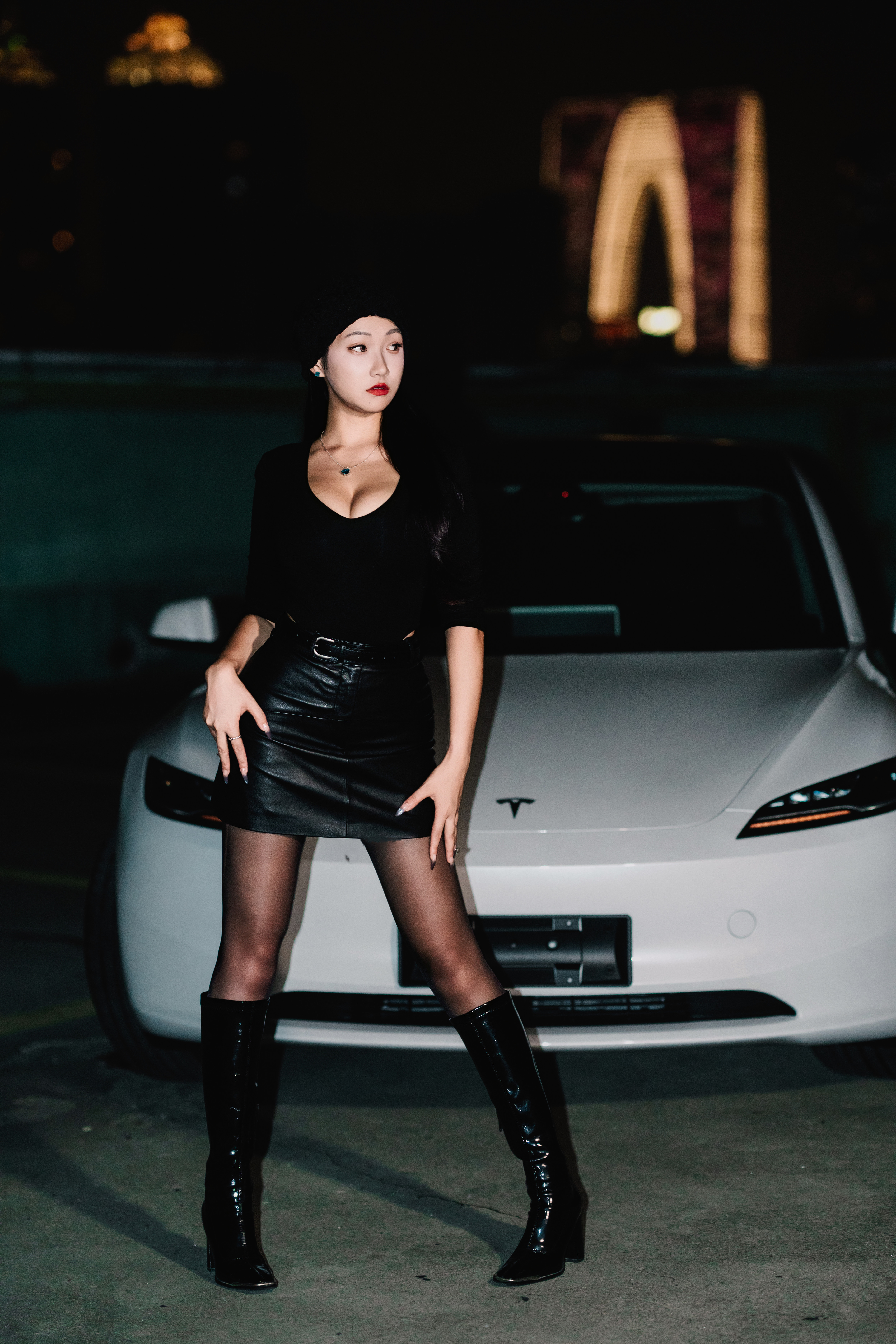 特斯拉黑标｜恭喜我吧💐成了一名女车主 我是9.11下订的特斯拉model3
那时候还没考完驾照，盲付订金1k
-1k😬
9.30极限拿到驾照
国庆试驾兜兜转转还是提了特斯拉
赶紧让销售给我预约📅
没想到车子是10.9出厂的
我是10.12提到的车🚗
-
不爱说女司机女司机的
我们是女车主🎉
我的🚗我自己做主🎂
拍摄点：苏州金鸡湖大润发顶楼停车场🅿️
摄影师：@带肥羊的三叶手记📰 @TT不烦恼📷
#提车日记#特斯拉车主 #特斯拉改款 #人生第一辆车 #特斯拉升级 @华思柚