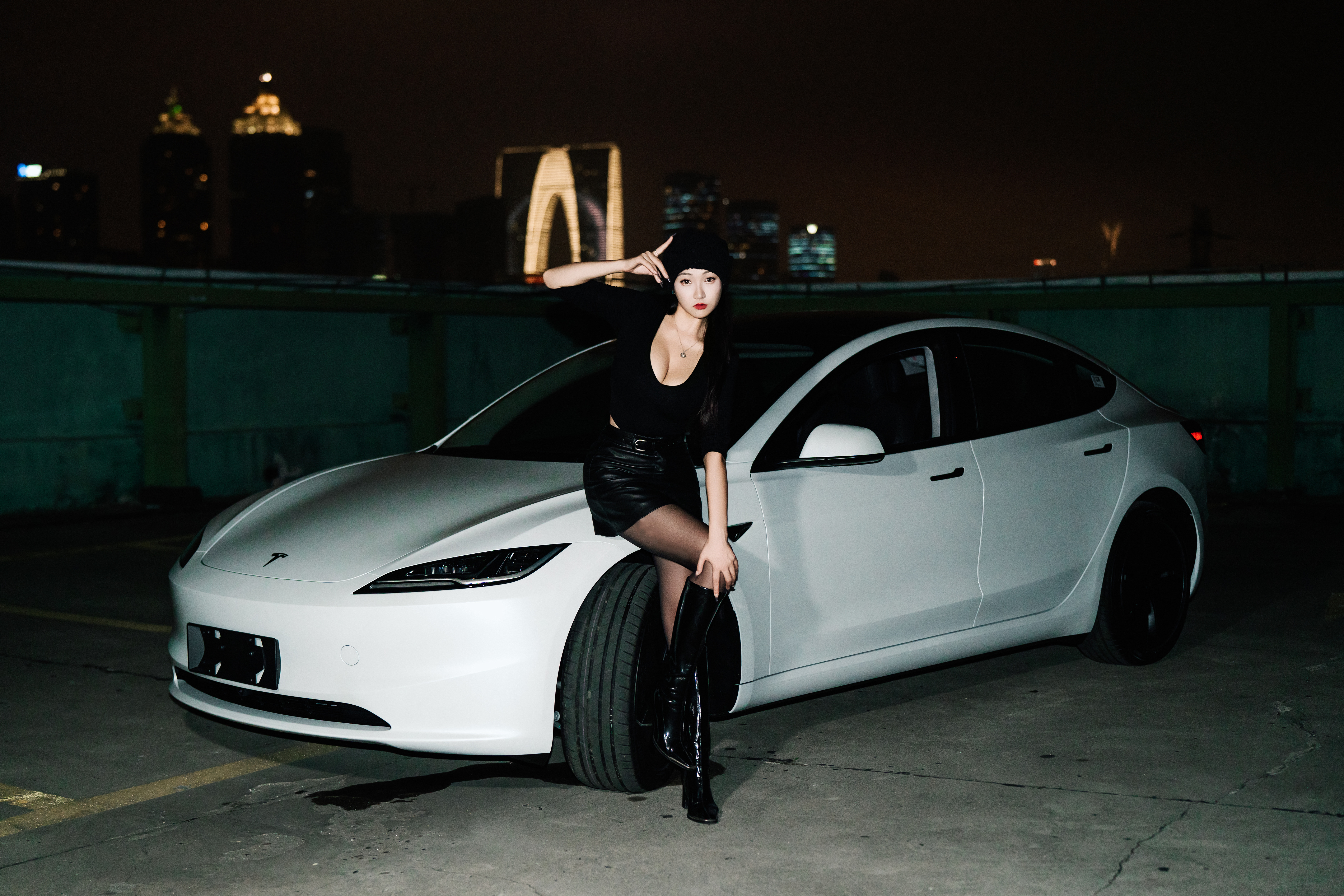 特斯拉黑标｜恭喜我吧💐成了一名女车主 我是9.11下订的特斯拉model3
那时候还没考完驾照，盲付订金1k
-1k😬
9.30极限拿到驾照
国庆试驾兜兜转转还是提了特斯拉
赶紧让销售给我预约📅
没想到车子是10.9出厂的
我是10.12提到的车🚗
-
不爱说女司机女司机的
我们是女车主🎉
我的🚗我自己做主🎂
拍摄点：苏州金鸡湖大润发顶楼停车场🅿️
摄影师：@带肥羊的三叶手记📰 @TT不烦恼📷
#提车日记#特斯拉车主 #特斯拉改款 #人生第一辆车 #特斯拉升级 @华思柚