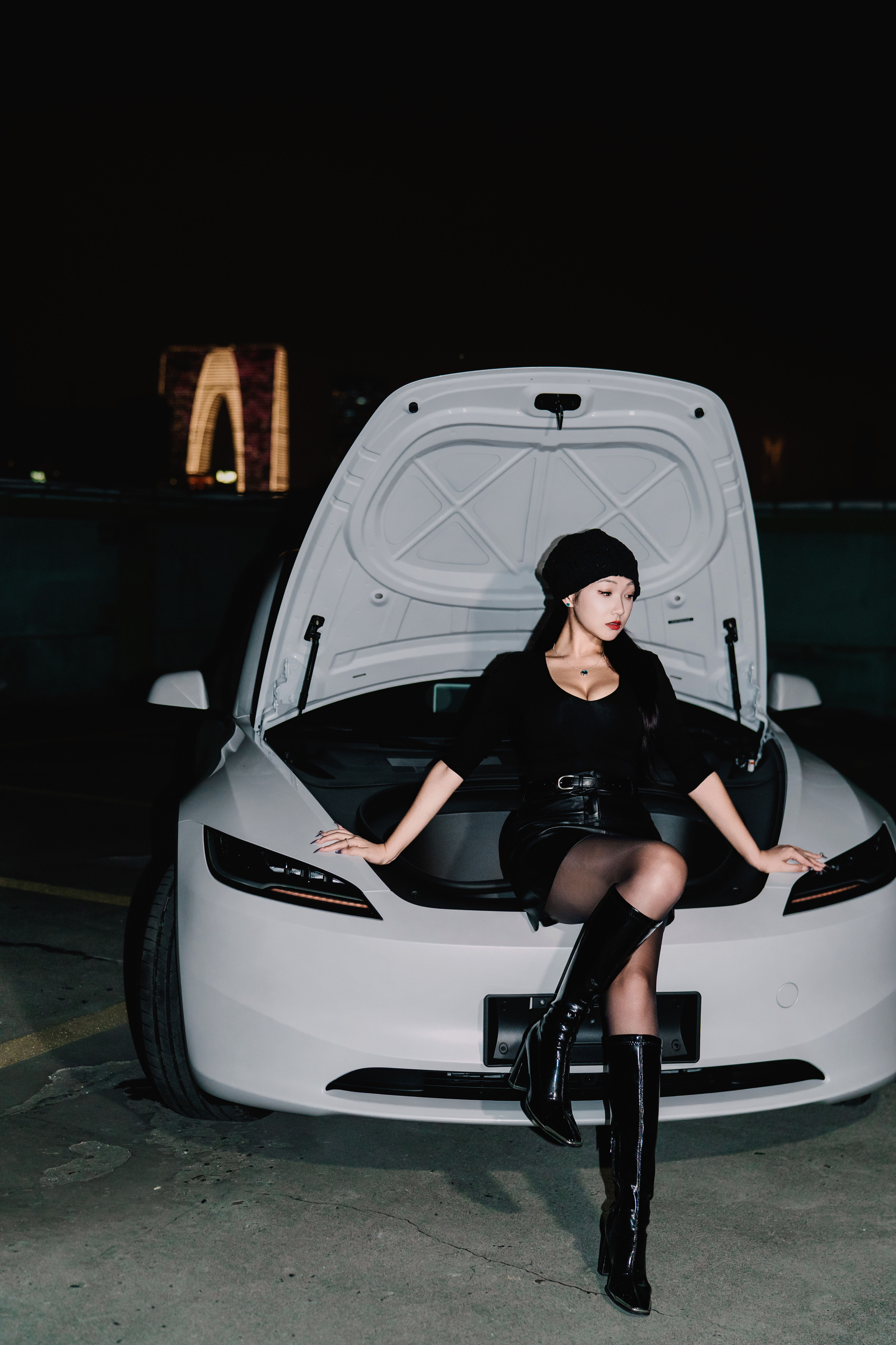 特斯拉黑标｜恭喜我吧💐成了一名女车主 我是9.11下订的特斯拉model3
那时候还没考完驾照，盲付订金1k
-1k😬
9.30极限拿到驾照
国庆试驾兜兜转转还是提了特斯拉
赶紧让销售给我预约📅
没想到车子是10.9出厂的
我是10.12提到的车🚗
-
不爱说女司机女司机的
我们是女车主🎉
我的🚗我自己做主🎂
拍摄点：苏州金鸡湖大润发顶楼停车场🅿️
摄影师：@带肥羊的三叶手记📰 @TT不烦恼📷
#提车日记#特斯拉车主 #特斯拉改款 #人生第一辆车 #特斯拉升级 @华思柚