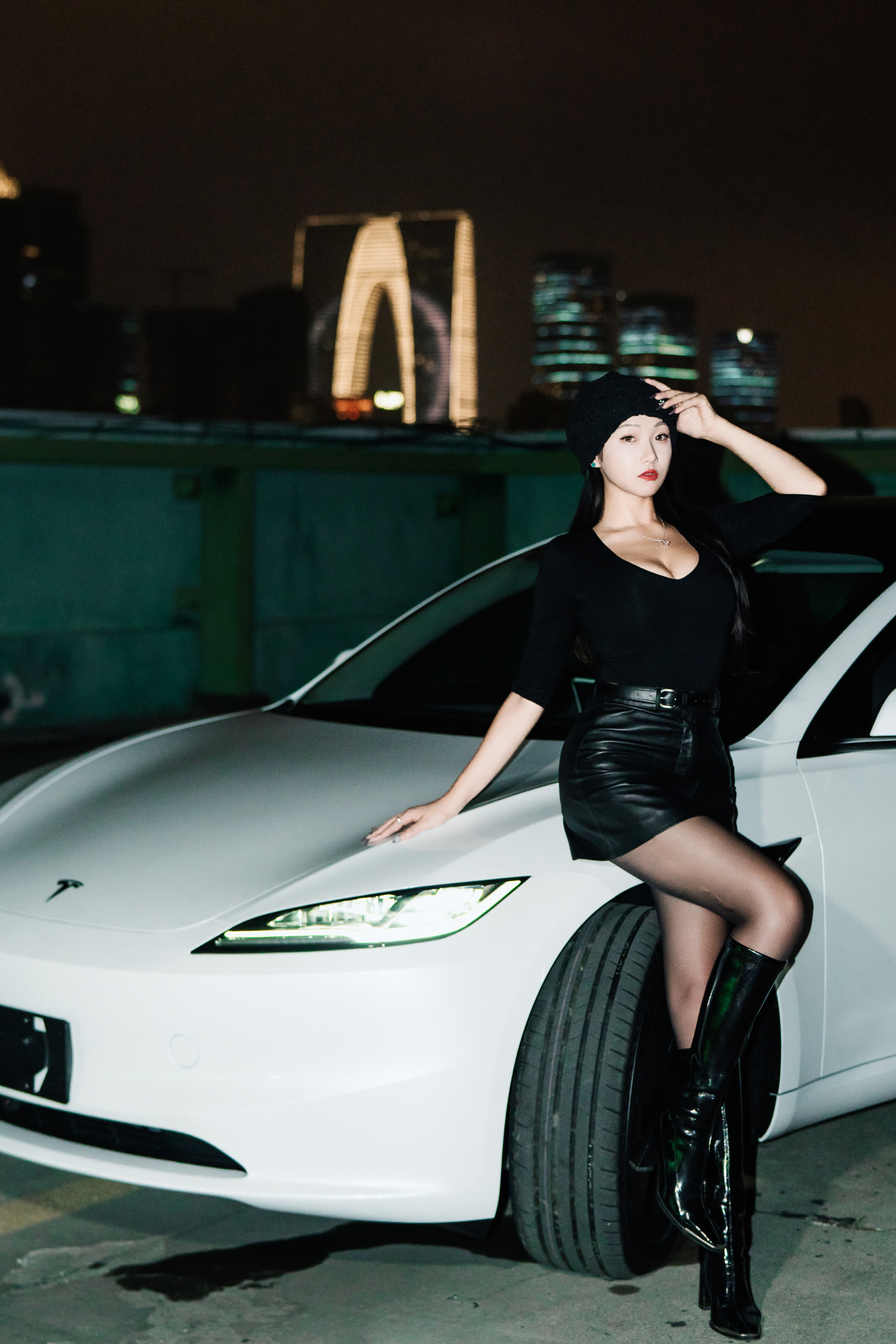 特斯拉黑标｜恭喜我吧💐成了一名女车主 我是9.11下订的特斯拉model3
那时候还没考完驾照，盲付订金1k
-1k😬
9.30极限拿到驾照
国庆试驾兜兜转转还是提了特斯拉
赶紧让销售给我预约📅
没想到车子是10.9出厂的
我是10.12提到的车🚗
-
不爱说女司机女司机的
我们是女车主🎉
我的🚗我自己做主🎂
拍摄点：苏州金鸡湖大润发顶楼停车场🅿️
摄影师：@带肥羊的三叶手记📰 @TT不烦恼📷
#提车日记#特斯拉车主 #特斯拉改款 #人生第一辆车 #特斯拉升级 @华思柚