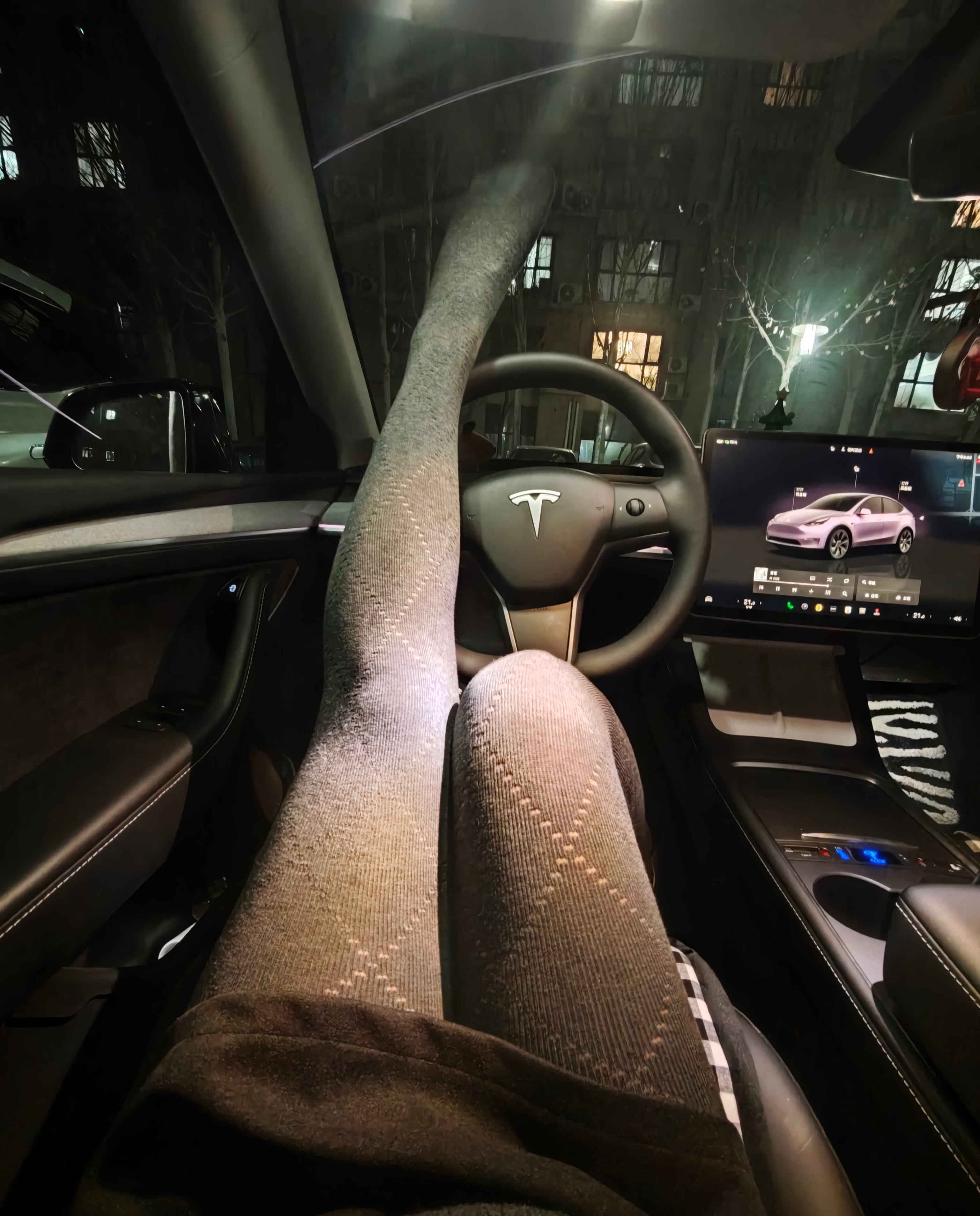 特斯拉车内拍照📷真的好爱菱格连裤袜😘 -
最近太爱菱格连裤袜了
颜色是图3深灰色
车里拍的灯光的原因不显色
怕冷的姐妹不建议冲
真的会冻腿啊啊啊[笑哭R]
#记录吧就现在 #特斯拉modely #手握方向盘的女孩  #秋冬穿搭 #每天都有值得记录的瞬间 #连裤袜穿搭 #裤袜穿搭 #特斯拉 #今天的方向盘格外烫手 #冬天打车就像进了司机被窝 @是能哥呀😋