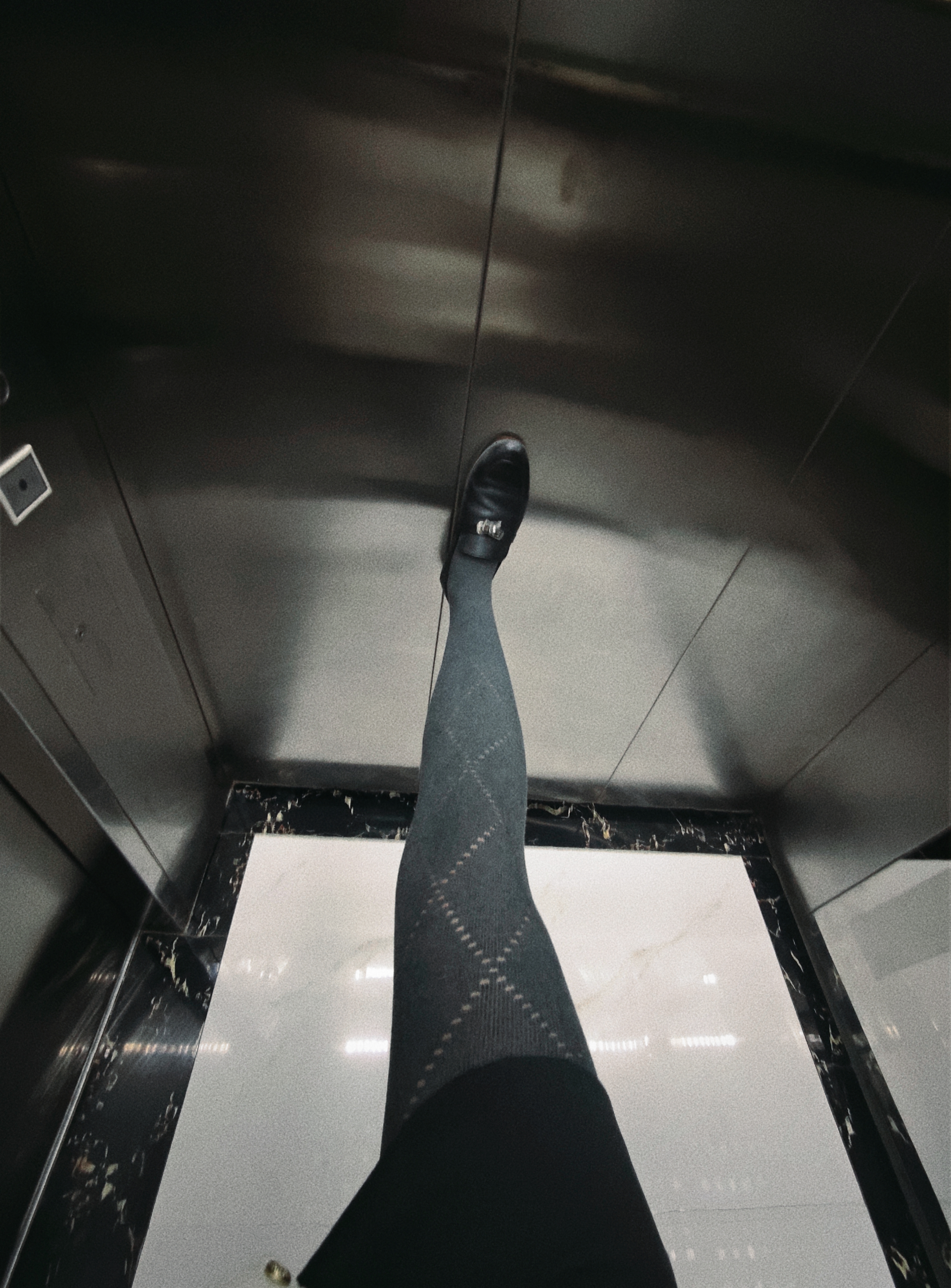 特斯拉车内拍照📷真的好爱菱格连裤袜😘 -
最近太爱菱格连裤袜了
颜色是图3深灰色
车里拍的灯光的原因不显色
怕冷的姐妹不建议冲
真的会冻腿啊啊啊[笑哭R]
#记录吧就现在 #特斯拉modely #手握方向盘的女孩  #秋冬穿搭 #每天都有值得记录的瞬间 #连裤袜穿搭 #裤袜穿搭 #特斯拉 #今天的方向盘格外烫手 #冬天打车就像进了司机被窝 @是能哥呀😋