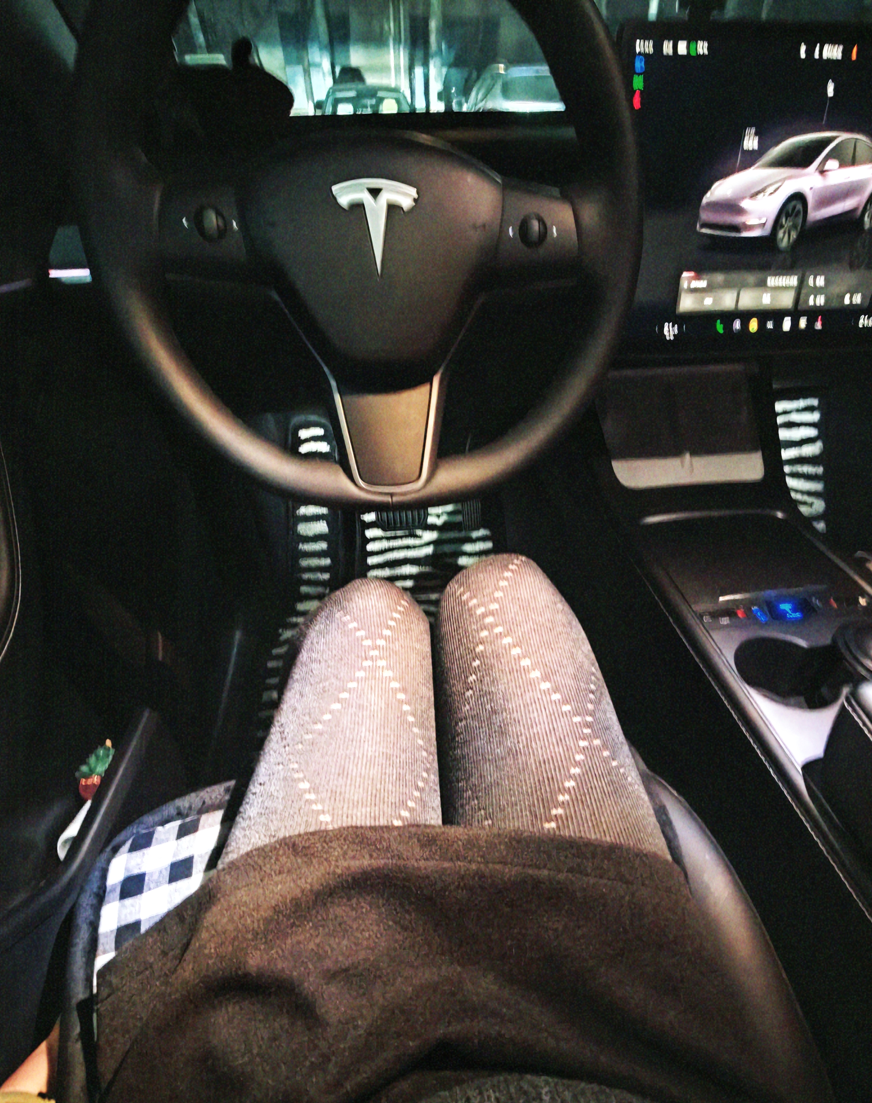 特斯拉车内拍照📷真的好爱菱格连裤袜😘 -
最近太爱菱格连裤袜了
颜色是图3深灰色
车里拍的灯光的原因不显色
怕冷的姐妹不建议冲
真的会冻腿啊啊啊[笑哭R]
#记录吧就现在 #特斯拉modely #手握方向盘的女孩  #秋冬穿搭 #每天都有值得记录的瞬间 #连裤袜穿搭 #裤袜穿搭 #特斯拉 #今天的方向盘格外烫手 #冬天打车就像进了司机被窝 @是能哥呀😋