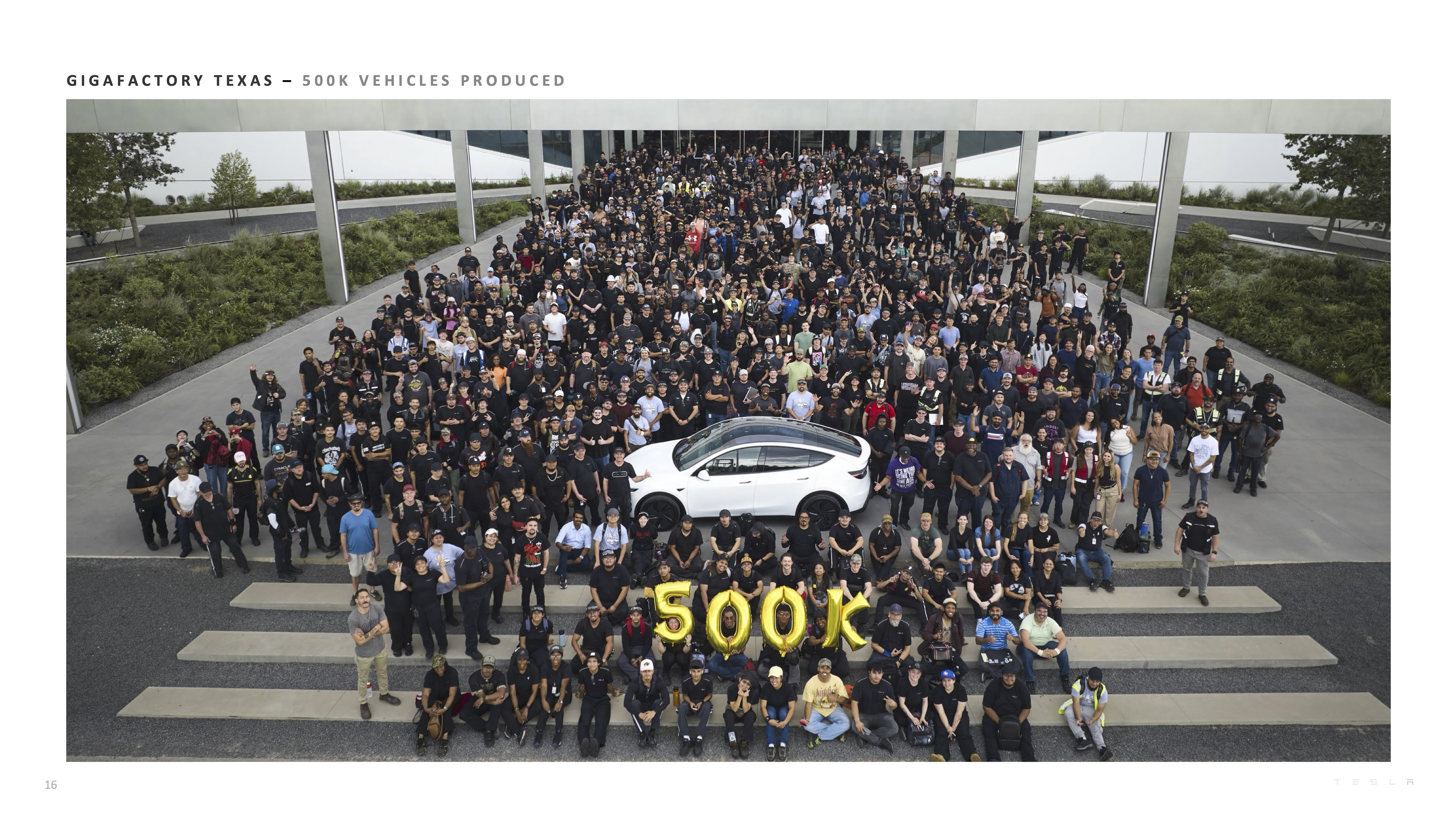 特斯拉2025年第三季度财报 【盈利】
·GAAP营业利润为16亿美元
·GAAP净利润为14亿美元
·非GAAP净利润为18亿美元
	
【现金】
·营运现金流为62亿美元
·自由现金流为40亿美元
·现金和投资增加了49亿美元，至416亿美元
	
【运营】
·在加州湾区推出了Robotaxi无人驾驶网约车业务
·储能装机量创历史新高
·车辆交付量创历史新高
	
在第三季度，特斯拉团队在全球范围内实现了创纪录的车辆交付，展现出在各个市场的强劲增长势头；同时在住宅、工业和公用事业等领域，储能产品的装机量也创下新纪录。凭借这一强劲表现，公司在本季度创下了收入和自由现金流的双纪录。
	
🚗我们继续在电动车和能源领域推出令消费者为之兴奋的新产品。发布了 Model Y L 和 Model Y 高性能版，并通过（在美国市场）推出Model 3 标准版和 Model Y 标准版——目前最具可负担性的车型——进一步丰富了特斯拉的产品阵容。与此同时，还发布了 Megapack 3 和 Megablock，这两款产品将通过减少装机成本和时间，进一步简化大型储能系统的安装。我们相信，凭借规模优势与成本结构，特斯拉能够比同行更有效地应对全球市场的动态变化，而人工智能方面的突破将让我们的产品在市场上获得绝对领先优势。
	
☀️我们将继续聚焦车辆交付与能源产品装机量的最大化，从而实现核心硬件产品的规模化。随着时间的推移，人工智能驱动的服务将让这些产品为客户持续创造更高的价值。如今交付的每一辆特斯拉车辆都具备可升级至自动驾驶的硬件，每一台特斯拉储能系统都可以通过虚拟电厂或电力实时控制和交易平台 Autobidder 实现升级与优化。正如《秘密宏图第四篇章》展望的那样，特斯拉持续推出将人工智能带入现实世界的产品，加速人类社会迈向可持续的富足时代。
	
尽管贸易、关税及财政政策变化带来了短期不确定性，但我们仍致力于长期增长与价值创造。特斯拉正审慎推进对核心业务及未来业务线的必要投资。我们坚信这些布局将在交通运输、能源和机器人三大领域为特斯拉乃至为全球创造巨大价值。
	
感谢我们的车主，感谢所有关注和支持特斯拉的朋友们[红色心形R] @特斯拉