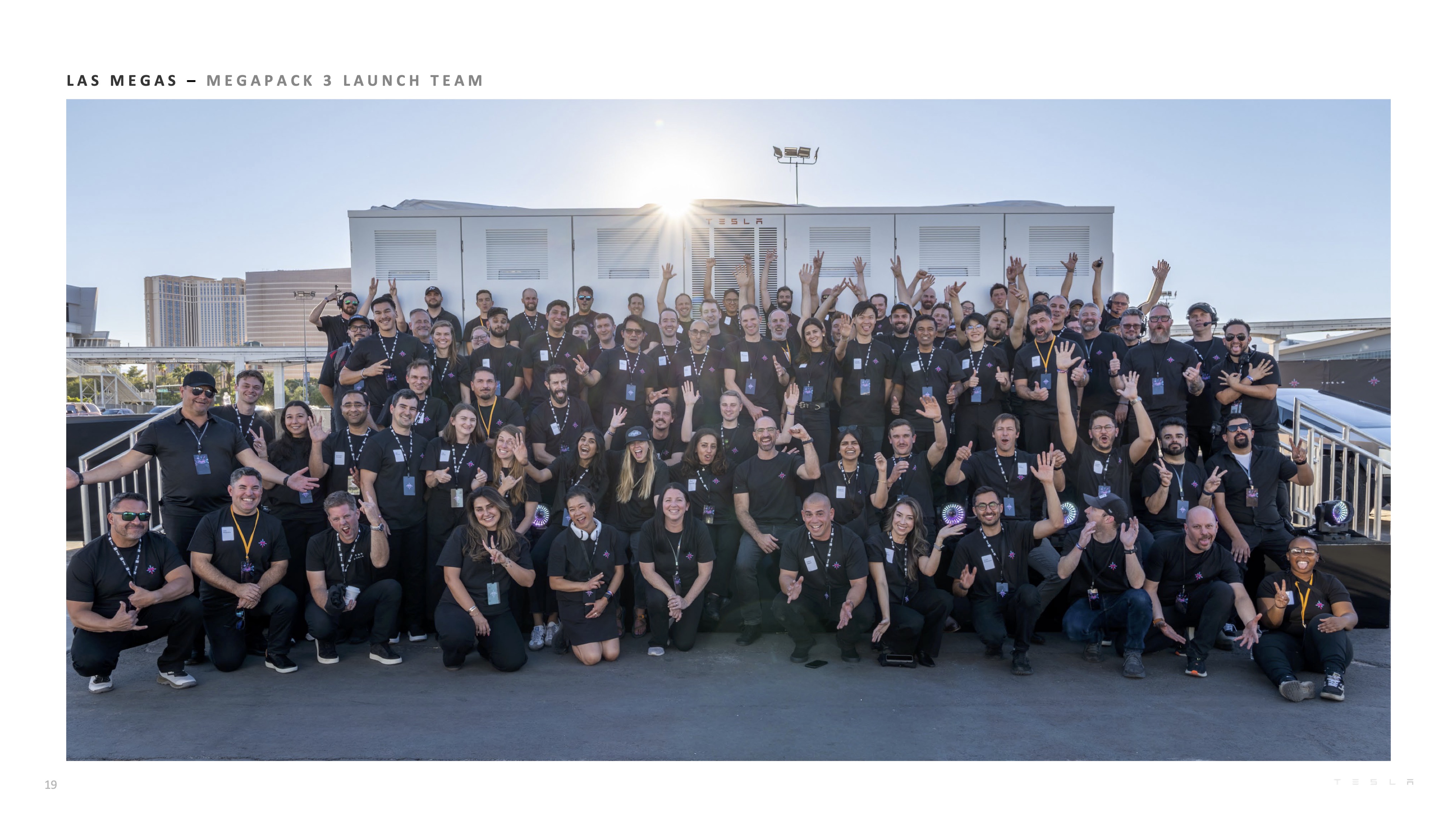 特斯拉2025年第三季度财报 【盈利】
·GAAP营业利润为16亿美元
·GAAP净利润为14亿美元
·非GAAP净利润为18亿美元
	
【现金】
·营运现金流为62亿美元
·自由现金流为40亿美元
·现金和投资增加了49亿美元，至416亿美元
	
【运营】
·在加州湾区推出了Robotaxi无人驾驶网约车业务
·储能装机量创历史新高
·车辆交付量创历史新高
	
在第三季度，特斯拉团队在全球范围内实现了创纪录的车辆交付，展现出在各个市场的强劲增长势头；同时在住宅、工业和公用事业等领域，储能产品的装机量也创下新纪录。凭借这一强劲表现，公司在本季度创下了收入和自由现金流的双纪录。
	
🚗我们继续在电动车和能源领域推出令消费者为之兴奋的新产品。发布了 Model Y L 和 Model Y 高性能版，并通过（在美国市场）推出Model 3 标准版和 Model Y 标准版——目前最具可负担性的车型——进一步丰富了特斯拉的产品阵容。与此同时，还发布了 Megapack 3 和 Megablock，这两款产品将通过减少装机成本和时间，进一步简化大型储能系统的安装。我们相信，凭借规模优势与成本结构，特斯拉能够比同行更有效地应对全球市场的动态变化，而人工智能方面的突破将让我们的产品在市场上获得绝对领先优势。
	
☀️我们将继续聚焦车辆交付与能源产品装机量的最大化，从而实现核心硬件产品的规模化。随着时间的推移，人工智能驱动的服务将让这些产品为客户持续创造更高的价值。如今交付的每一辆特斯拉车辆都具备可升级至自动驾驶的硬件，每一台特斯拉储能系统都可以通过虚拟电厂或电力实时控制和交易平台 Autobidder 实现升级与优化。正如《秘密宏图第四篇章》展望的那样，特斯拉持续推出将人工智能带入现实世界的产品，加速人类社会迈向可持续的富足时代。
	
尽管贸易、关税及财政政策变化带来了短期不确定性，但我们仍致力于长期增长与价值创造。特斯拉正审慎推进对核心业务及未来业务线的必要投资。我们坚信这些布局将在交通运输、能源和机器人三大领域为特斯拉乃至为全球创造巨大价值。
	
感谢我们的车主，感谢所有关注和支持特斯拉的朋友们[红色心形R] @特斯拉