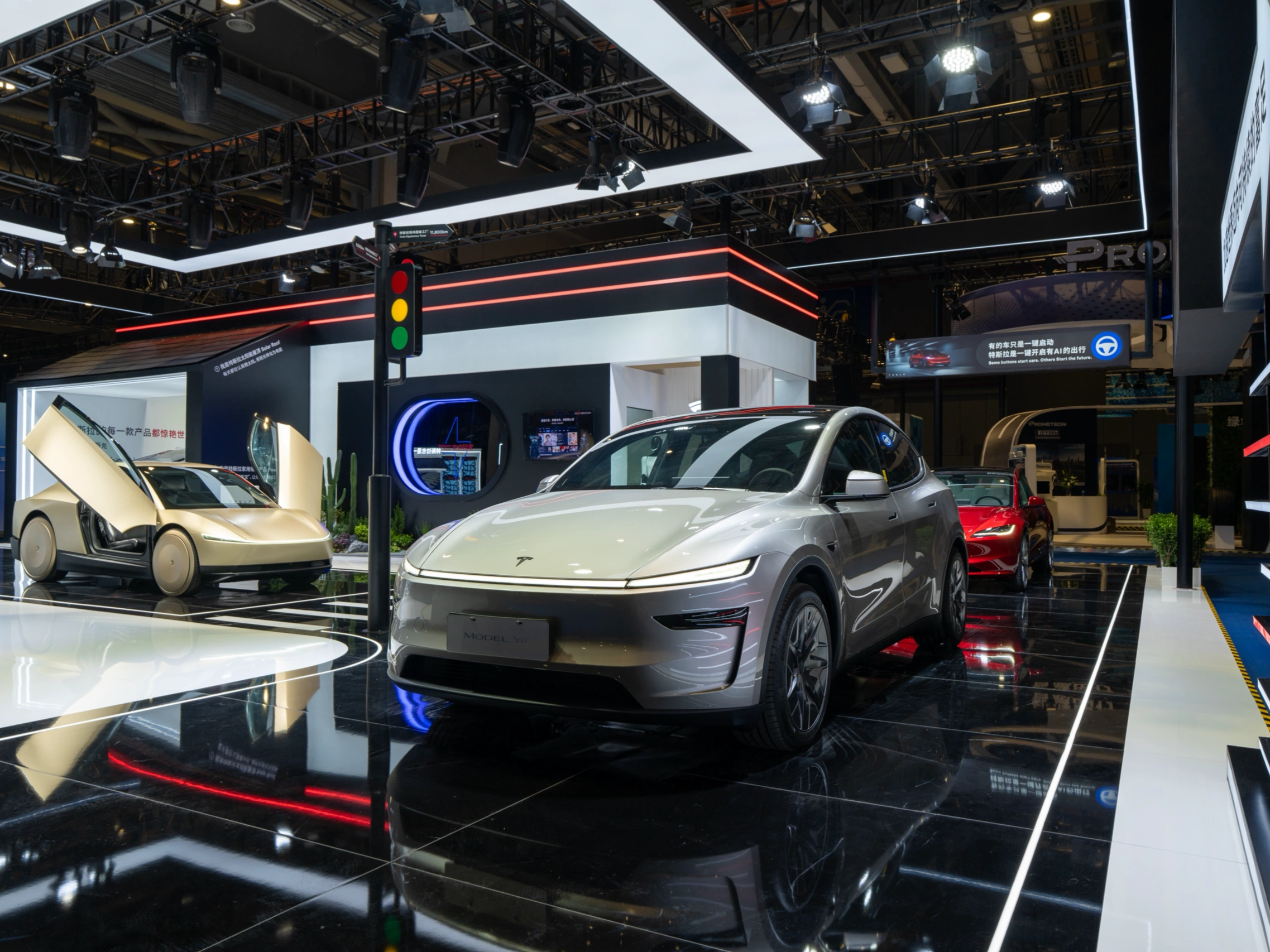 进博会现场“剧透”来啦！ 抢先看看特斯拉带来了什么[偷笑R]
	
🚕 Cybercab赛博无人驾驶电动车（亚太首秀）
🤖 特斯拉人形机器人
📐 赛博越野旅行车
🚘 Model Y L & V4超级充电桩
☀️太阳能屋顶Solar Roof &家用储能产品Powerwall
……
更多惊喜等你发现！
从出行到生活，这阵容
刷新你对智能生活的所有想象[哇R]
	
📅 11月5日-10日
📍 上海国家会展中心 2.1号馆
科幻正照进现实，邀您一同见证🎉
	
#加速世界迈向可持续的富足  #特斯拉Cybercab亚太首秀 @特斯拉