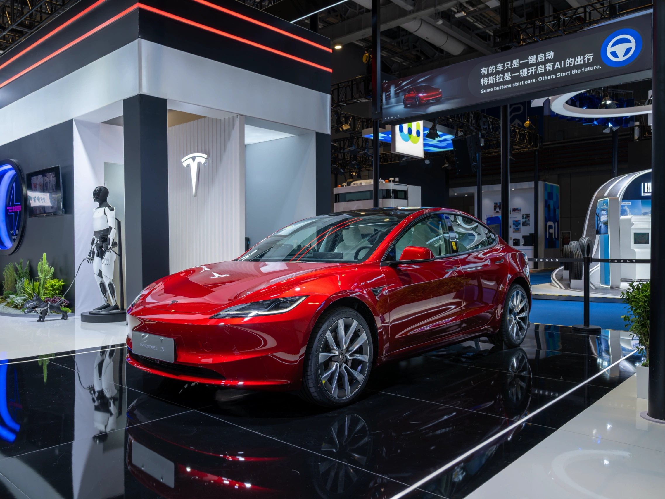 进博会现场“剧透”来啦！ 抢先看看特斯拉带来了什么[偷笑R]
	
🚕 Cybercab赛博无人驾驶电动车（亚太首秀）
🤖 特斯拉人形机器人
📐 赛博越野旅行车
🚘 Model Y L & V4超级充电桩
☀️太阳能屋顶Solar Roof &家用储能产品Powerwall
……
更多惊喜等你发现！
从出行到生活，这阵容
刷新你对智能生活的所有想象[哇R]
	
📅 11月5日-10日
📍 上海国家会展中心 2.1号馆
科幻正照进现实，邀您一同见证🎉
	
#加速世界迈向可持续的富足  #特斯拉Cybercab亚太首秀 @特斯拉