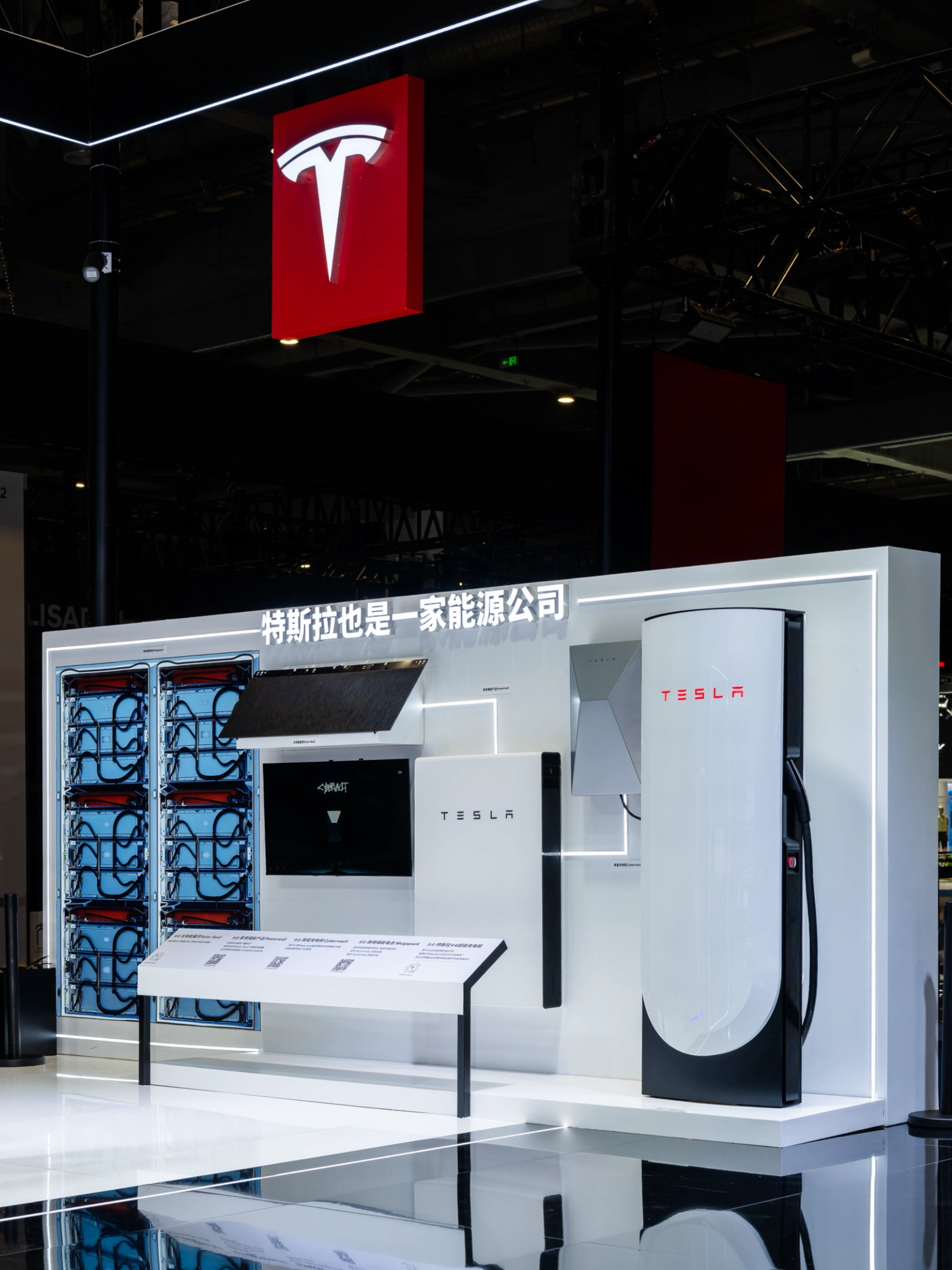 进博会现场“剧透”来啦！ 抢先看看特斯拉带来了什么[偷笑R]
	
🚕 Cybercab赛博无人驾驶电动车（亚太首秀）
🤖 特斯拉人形机器人
📐 赛博越野旅行车
🚘 Model Y L & V4超级充电桩
☀️太阳能屋顶Solar Roof &家用储能产品Powerwall
……
更多惊喜等你发现！
从出行到生活，这阵容
刷新你对智能生活的所有想象[哇R]
	
📅 11月5日-10日
📍 上海国家会展中心 2.1号馆
科幻正照进现实，邀您一同见证🎉
	
#加速世界迈向可持续的富足  #特斯拉Cybercab亚太首秀 @特斯拉