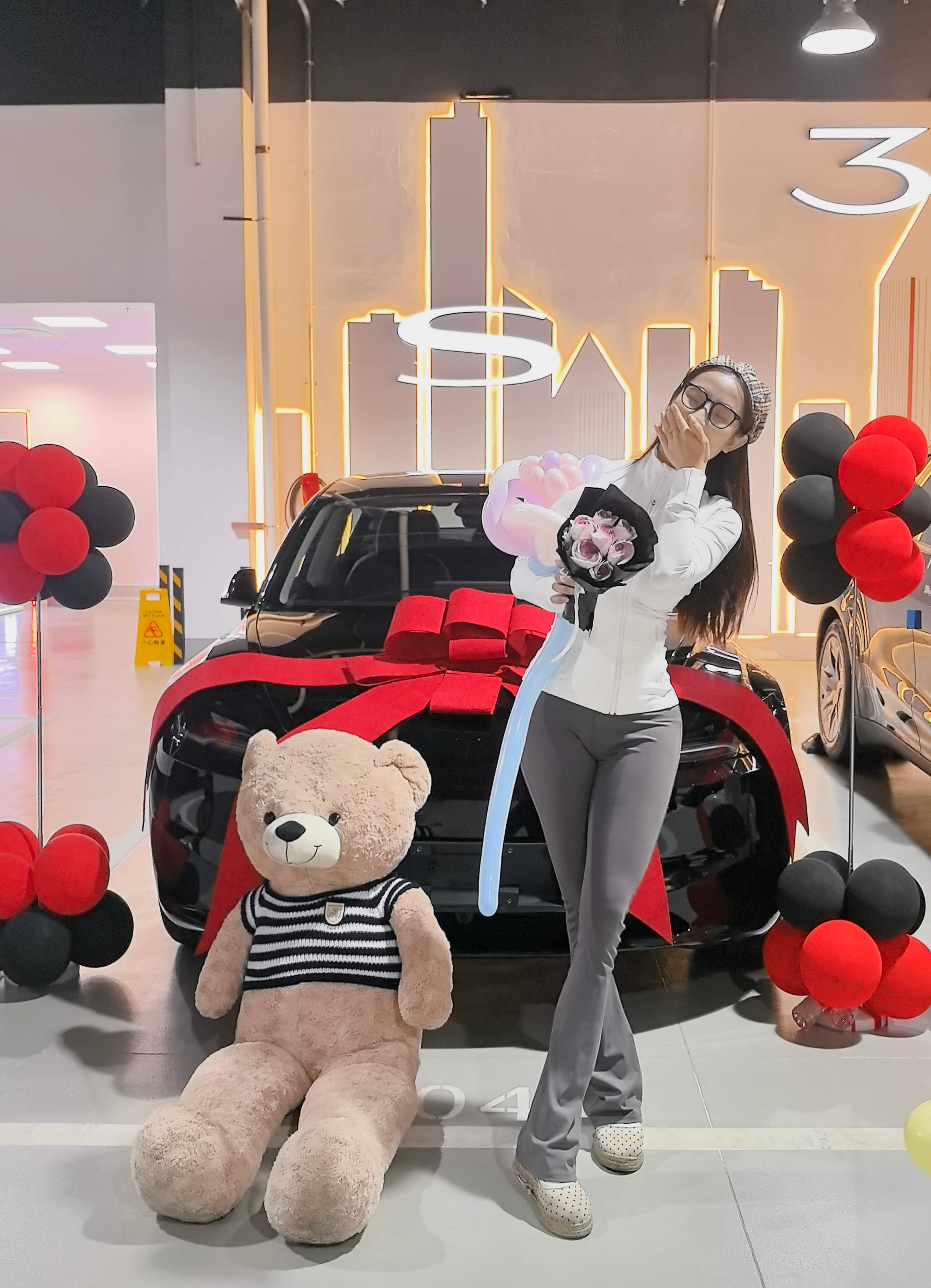 提车日记 | 穿lululemon提特斯拉🚗 这个新改版的特斯拉车标黑到看不出是什么车😞
不过新改几个讨喜：①前排座椅新增通风加热，后排加热
	
②前保险杠摄像头：新增了前保险杠摄像头，而且带清洗装置，这个是为了增强纯视觉体系，提升fsd能力用的，无法为旧款车改装
	
③微标颜色：前脸和尾部的Tesla标志从铬色（银色）改为全黑徽标，更低调且与无铬饰条设计更协调，但是黑色车漆黑标一点也看不出来，糊在一起了😞
	
④转向灯拨杆：恢复了传统的拨杆转向灯，原先焕新3取消了拨杆转向灯，采用按键转向灯，遭到了很多车主“唾弃”，当然也有部分车主认为按键转向灯更方便。
#特别心动的车 #人生第一辆小车车 #提车日记 #大玩具 #model3 #提车大吉 #提车 #交车仪式 #lululemon #所有的等待都是值得的 @丘丘-