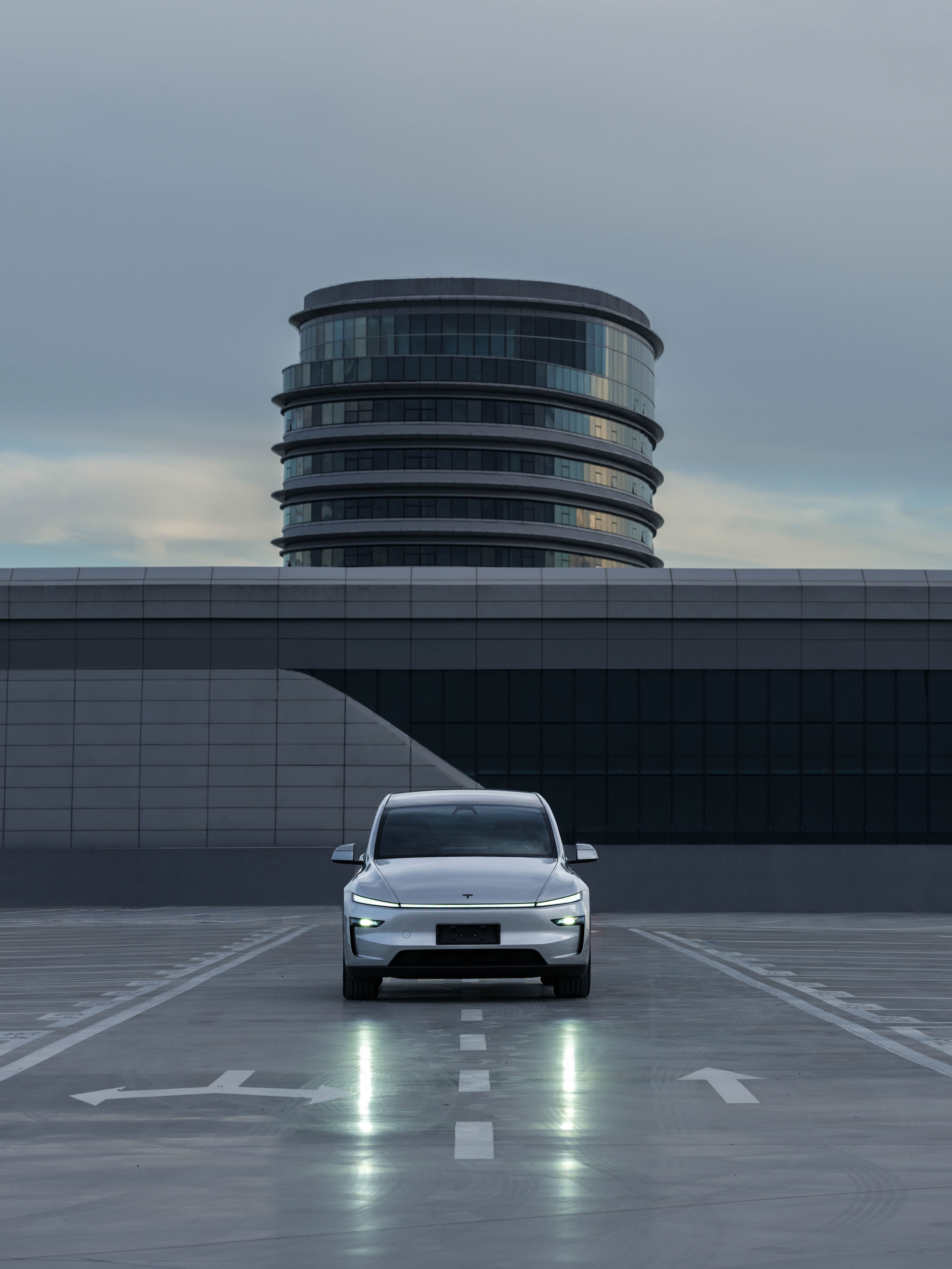 Model Y L科技美学遇见活力大湾区🌅 流畅线条勾勒都市动感弧线
每一次驻足，皆是蓄势待发⚡️
#和特斯拉发现出片秘诀
	
📍深业上城、大湾区体育中心
📸：@AC陈冠宏 @特斯拉