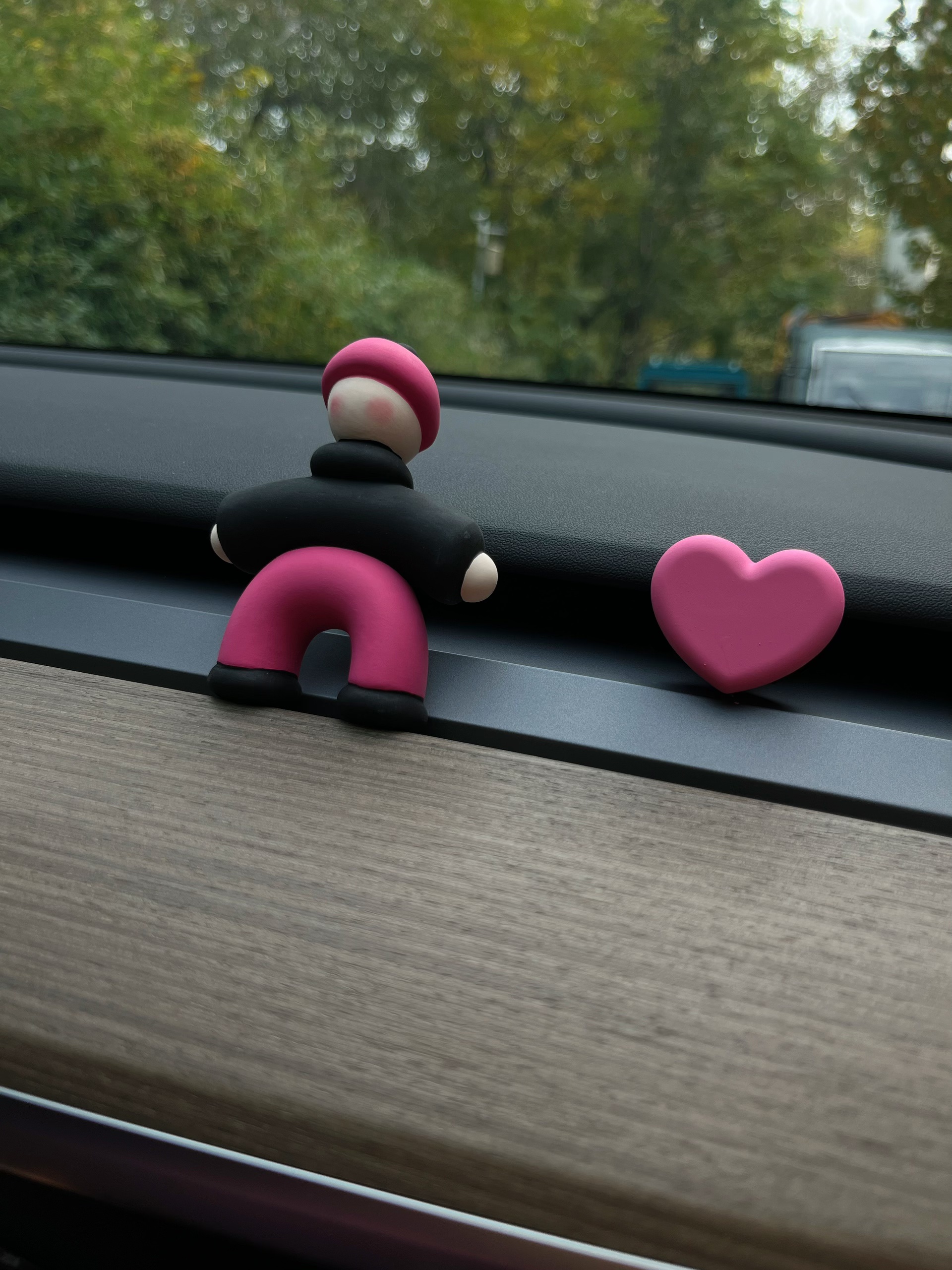 Tesla💕｜万物皆可毛绒绒 黑粉内饰越看越爱 今天摸鱼，我来试试🔥遍全网的毛绒绒p图，把拍废的照片变成毛绒绒的，好可爱！！！
毛绒绒的物品本来就带有吸引力
在我的黑粉内饰上更吸睛了[捂嘴笑R]自己越看越爱了
把特斯拉改成黑粉配色以后就不停入同色系搭配
方向盘、钥匙扣、固体香薰都买到心坎里了
还有什么黑粉配色的车载好物快快甩给我呀！
#特斯拉内饰 #特斯拉内饰配件 #给照片加点涂鸦 #拯救废片 #ai #特斯拉车主日记 #新人博主 #女生车内饰 #一人一件车载 #车内好物 @小Car的软装日记