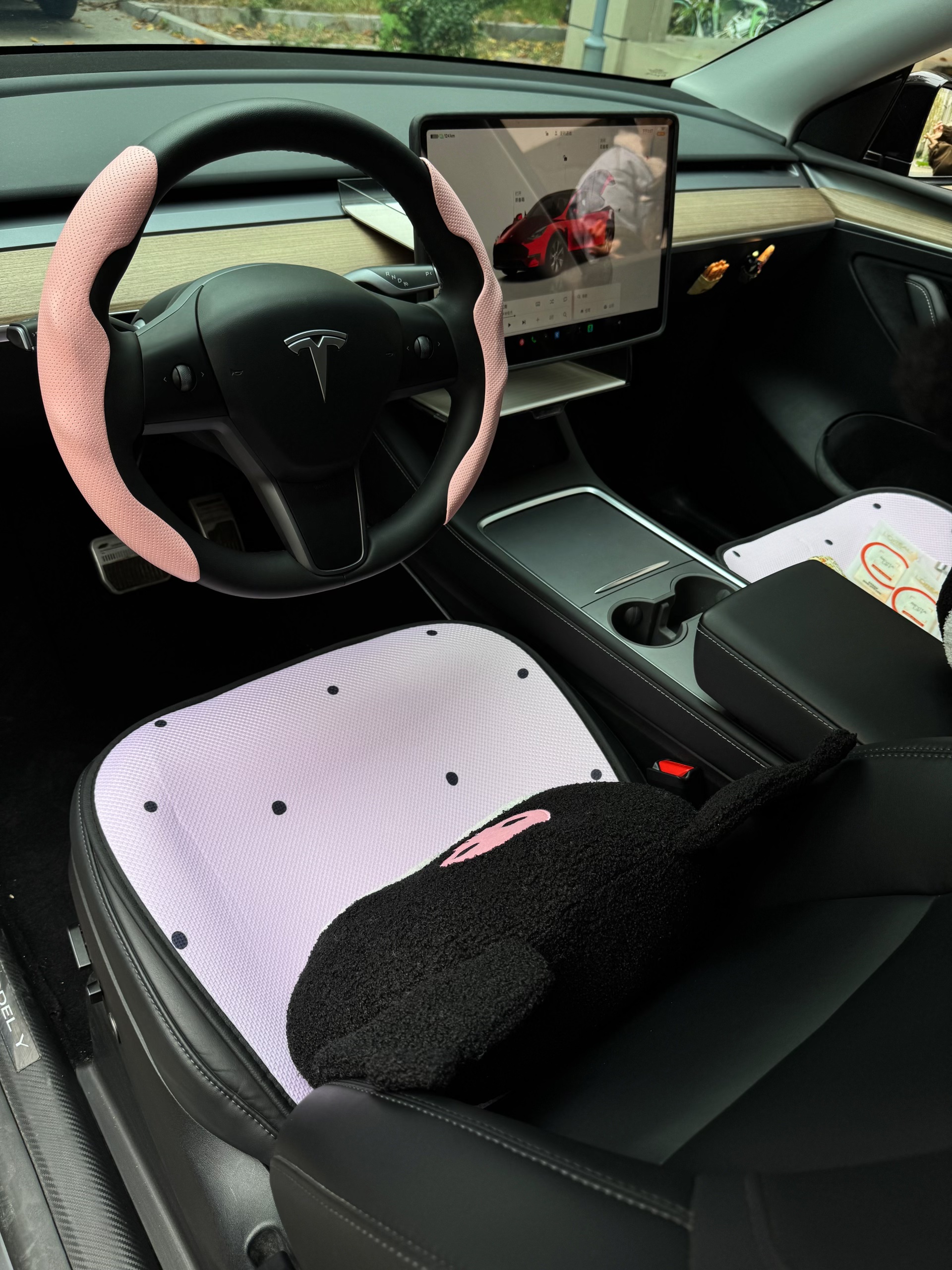 Tesla💕｜万物皆可毛绒绒 黑粉内饰越看越爱 今天摸鱼，我来试试🔥遍全网的毛绒绒p图，把拍废的照片变成毛绒绒的，好可爱！！！
毛绒绒的物品本来就带有吸引力
在我的黑粉内饰上更吸睛了[捂嘴笑R]自己越看越爱了
把特斯拉改成黑粉配色以后就不停入同色系搭配
方向盘、钥匙扣、固体香薰都买到心坎里了
还有什么黑粉配色的车载好物快快甩给我呀！
#特斯拉内饰 #特斯拉内饰配件 #给照片加点涂鸦 #拯救废片 #ai #特斯拉车主日记 #新人博主 #女生车内饰 #一人一件车载 #车内好物 @小Car的软装日记