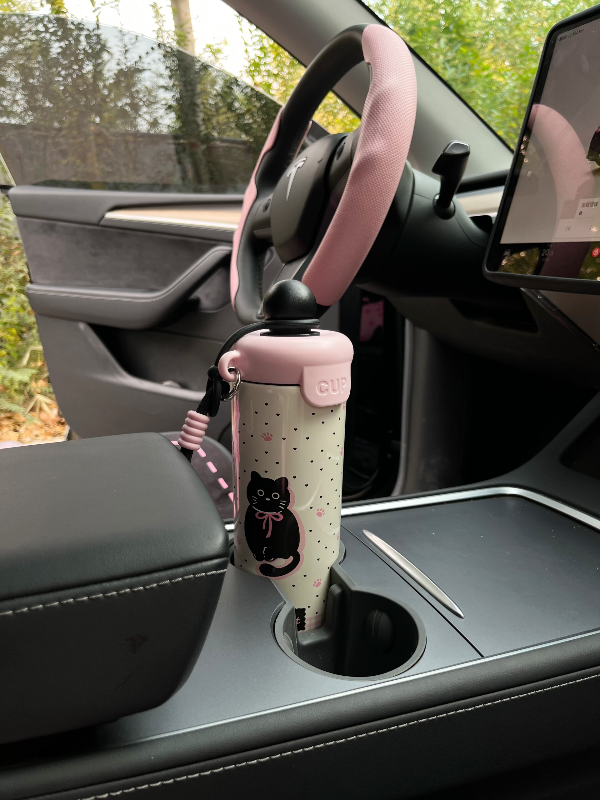 Tesla💕｜万物皆可毛绒绒 黑粉内饰越看越爱 今天摸鱼，我来试试🔥遍全网的毛绒绒p图，把拍废的照片变成毛绒绒的，好可爱！！！
毛绒绒的物品本来就带有吸引力
在我的黑粉内饰上更吸睛了[捂嘴笑R]自己越看越爱了
把特斯拉改成黑粉配色以后就不停入同色系搭配
方向盘、钥匙扣、固体香薰都买到心坎里了
还有什么黑粉配色的车载好物快快甩给我呀！
#特斯拉内饰 #特斯拉内饰配件 #给照片加点涂鸦 #拯救废片 #ai #特斯拉车主日记 #新人博主 #女生车内饰 #一人一件车载 #车内好物 @小Car的软装日记