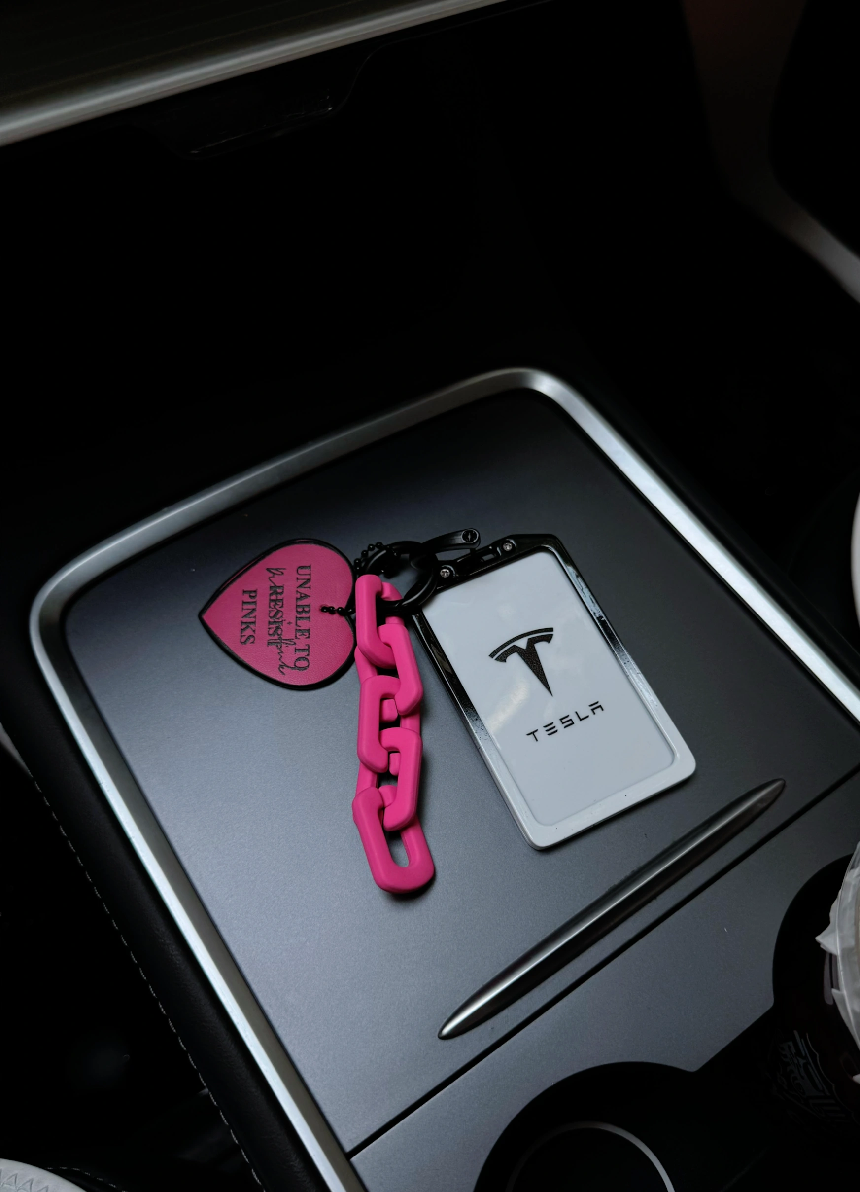 Tesla💕｜万物皆可毛绒绒 黑粉内饰越看越爱 今天摸鱼，我来试试🔥遍全网的毛绒绒p图，把拍废的照片变成毛绒绒的，好可爱！！！
毛绒绒的物品本来就带有吸引力
在我的黑粉内饰上更吸睛了[捂嘴笑R]自己越看越爱了
把特斯拉改成黑粉配色以后就不停入同色系搭配
方向盘、钥匙扣、固体香薰都买到心坎里了
还有什么黑粉配色的车载好物快快甩给我呀！
#特斯拉内饰 #特斯拉内饰配件 #给照片加点涂鸦 #拯救废片 #ai #特斯拉车主日记 #新人博主 #女生车内饰 #一人一件车载 #车内好物 @小Car的软装日记