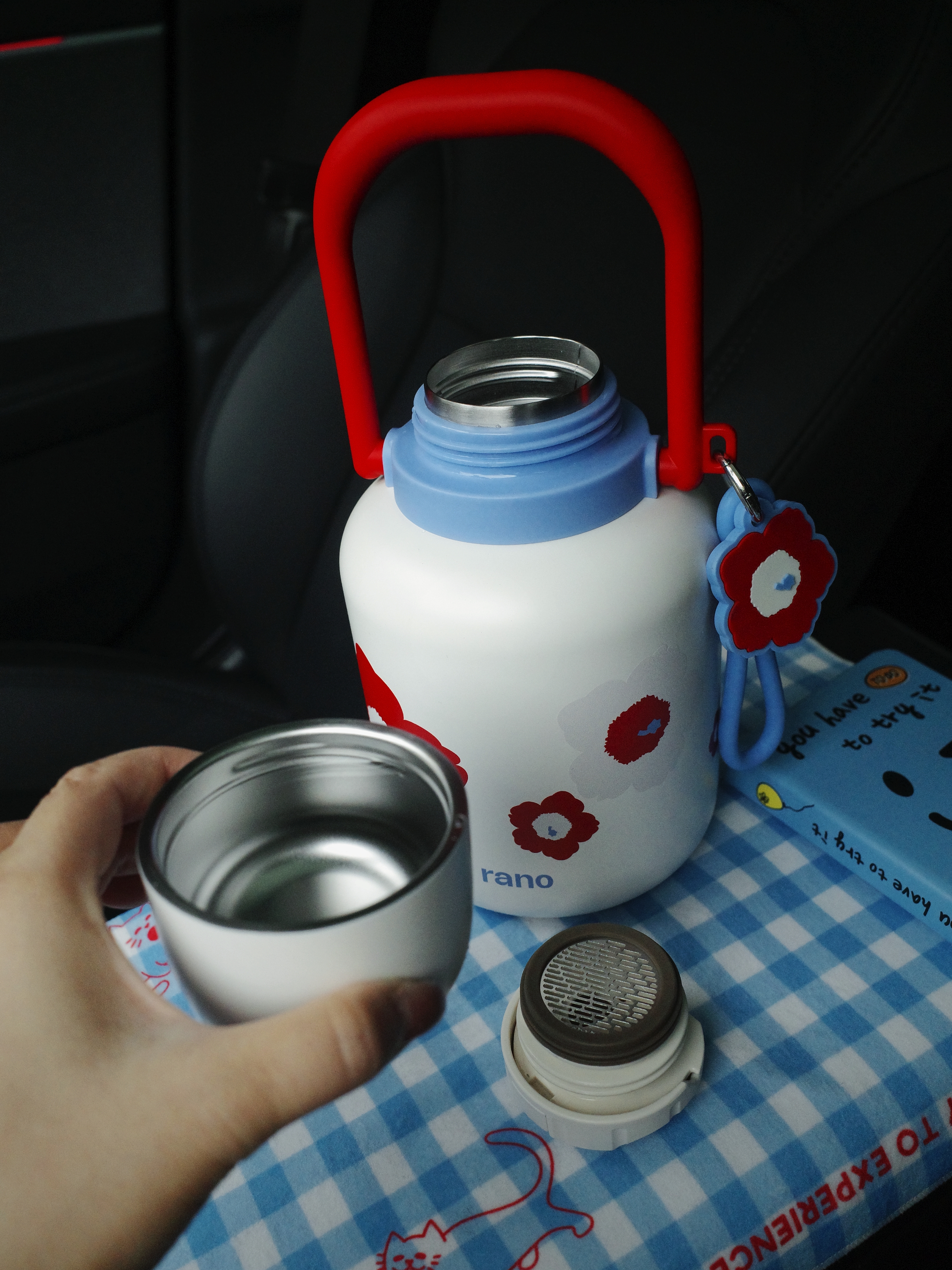 🚗💨公路旅行必备！颜值和温暖我都要！ 秋冬自驾游，开长途都要备上一大壶...
旅途幸福感蹭蹭往上涨！
	
实名夸夸这个旅行搭子的贴心设计：
	
1⃣️随手就走的提手：这个红色的小提手也太方便了吧！无论是下车拍照还是休息区接水，手指一勾就走，完全不费力。
	
2⃣️：车内c位担当，颜值清新又治愈，简直是美美的拍照📸道具。
	
3⃣️：保温给力超长待机：亲测有效！早上出门泡的热茶，到下午还是烫烫的！翻山越岭也能喝到一口热饮，这种感觉真的太幸福啦~
超大容量还可以带到户外露营可以冲热咖啡☕/奶茶水源补给。
真心推给所有爱出去玩的姐妹！有了它，漫长的公路也变成温暖的享受。
	
#特斯拉女车主 #特斯拉
#外出必备
#冬日温暖神器 #实用与颜值并存
#保温杯 #萌宠好物 #整点儿摄影节奏
#小红书RFL时尚轻单 @fafa的移动充电堡