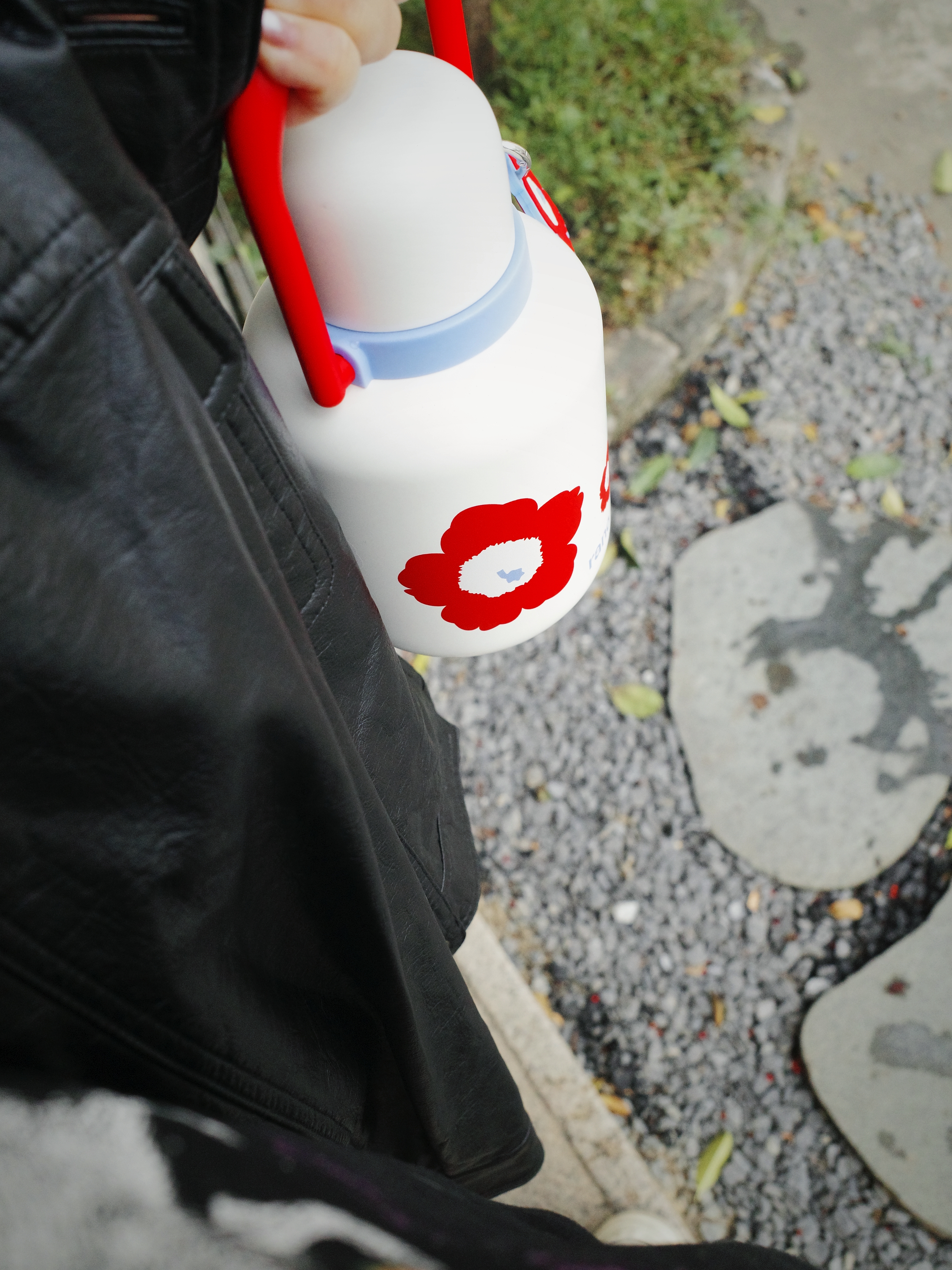 🚗💨公路旅行必备！颜值和温暖我都要！ 秋冬自驾游，开长途都要备上一大壶...
旅途幸福感蹭蹭往上涨！
	
实名夸夸这个旅行搭子的贴心设计：
	
1⃣️随手就走的提手：这个红色的小提手也太方便了吧！无论是下车拍照还是休息区接水，手指一勾就走，完全不费力。
	
2⃣️：车内c位担当，颜值清新又治愈，简直是美美的拍照📸道具。
	
3⃣️：保温给力超长待机：亲测有效！早上出门泡的热茶，到下午还是烫烫的！翻山越岭也能喝到一口热饮，这种感觉真的太幸福啦~
超大容量还可以带到户外露营可以冲热咖啡☕/奶茶水源补给。
真心推给所有爱出去玩的姐妹！有了它，漫长的公路也变成温暖的享受。
	
#特斯拉女车主 #特斯拉
#外出必备
#冬日温暖神器 #实用与颜值并存
#保温杯 #萌宠好物 #整点儿摄影节奏
#小红书RFL时尚轻单 @fafa的移动充电堡