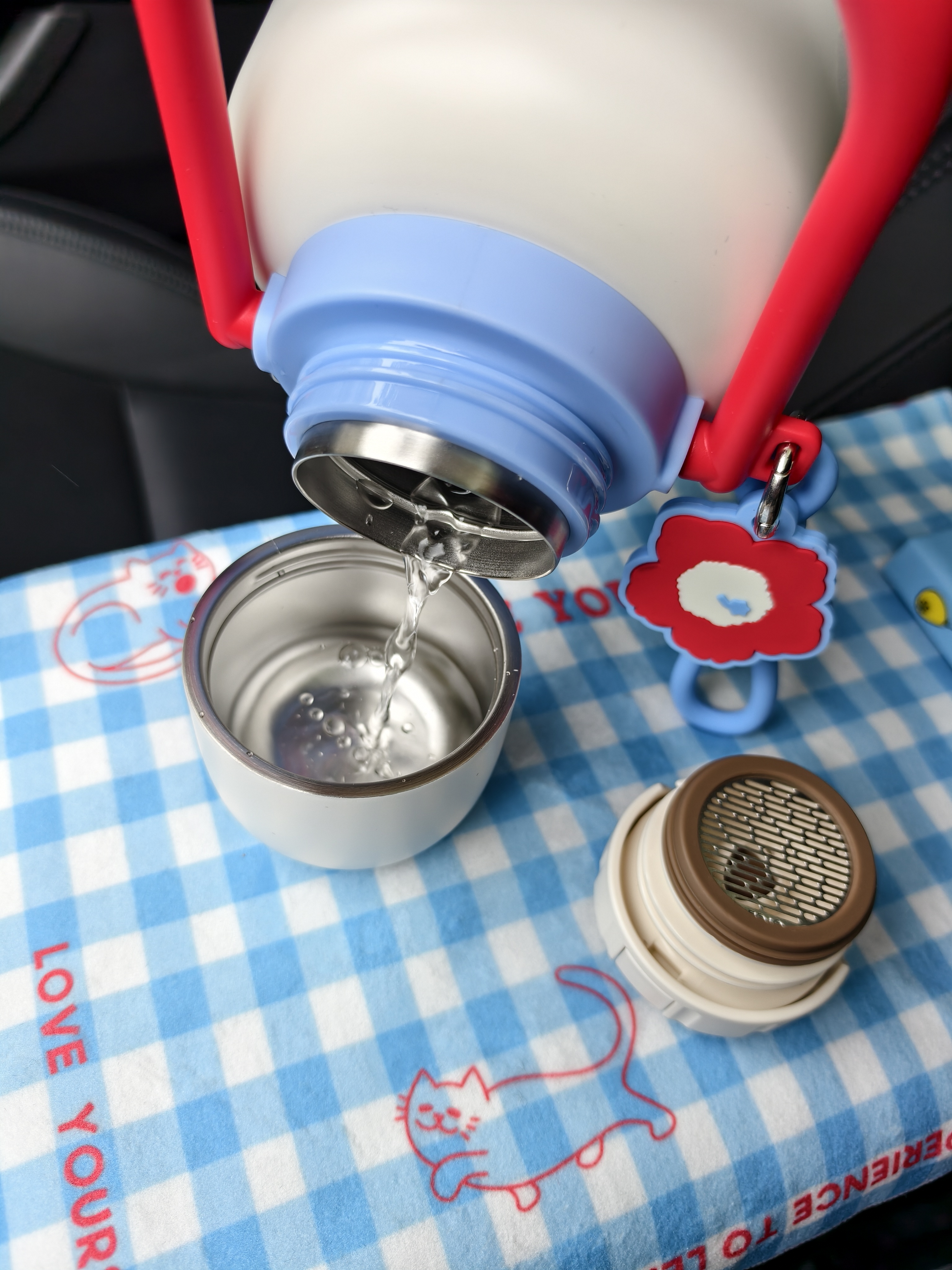 🚗💨公路旅行必备！颜值和温暖我都要！ 秋冬自驾游，开长途都要备上一大壶...
旅途幸福感蹭蹭往上涨！
	
实名夸夸这个旅行搭子的贴心设计：
	
1⃣️随手就走的提手：这个红色的小提手也太方便了吧！无论是下车拍照还是休息区接水，手指一勾就走，完全不费力。
	
2⃣️：车内c位担当，颜值清新又治愈，简直是美美的拍照📸道具。
	
3⃣️：保温给力超长待机：亲测有效！早上出门泡的热茶，到下午还是烫烫的！翻山越岭也能喝到一口热饮，这种感觉真的太幸福啦~
超大容量还可以带到户外露营可以冲热咖啡☕/奶茶水源补给。
真心推给所有爱出去玩的姐妹！有了它，漫长的公路也变成温暖的享受。
	
#特斯拉女车主 #特斯拉
#外出必备
#冬日温暖神器 #实用与颜值并存
#保温杯 #萌宠好物 #整点儿摄影节奏
#小红书RFL时尚轻单 @fafa的移动充电堡