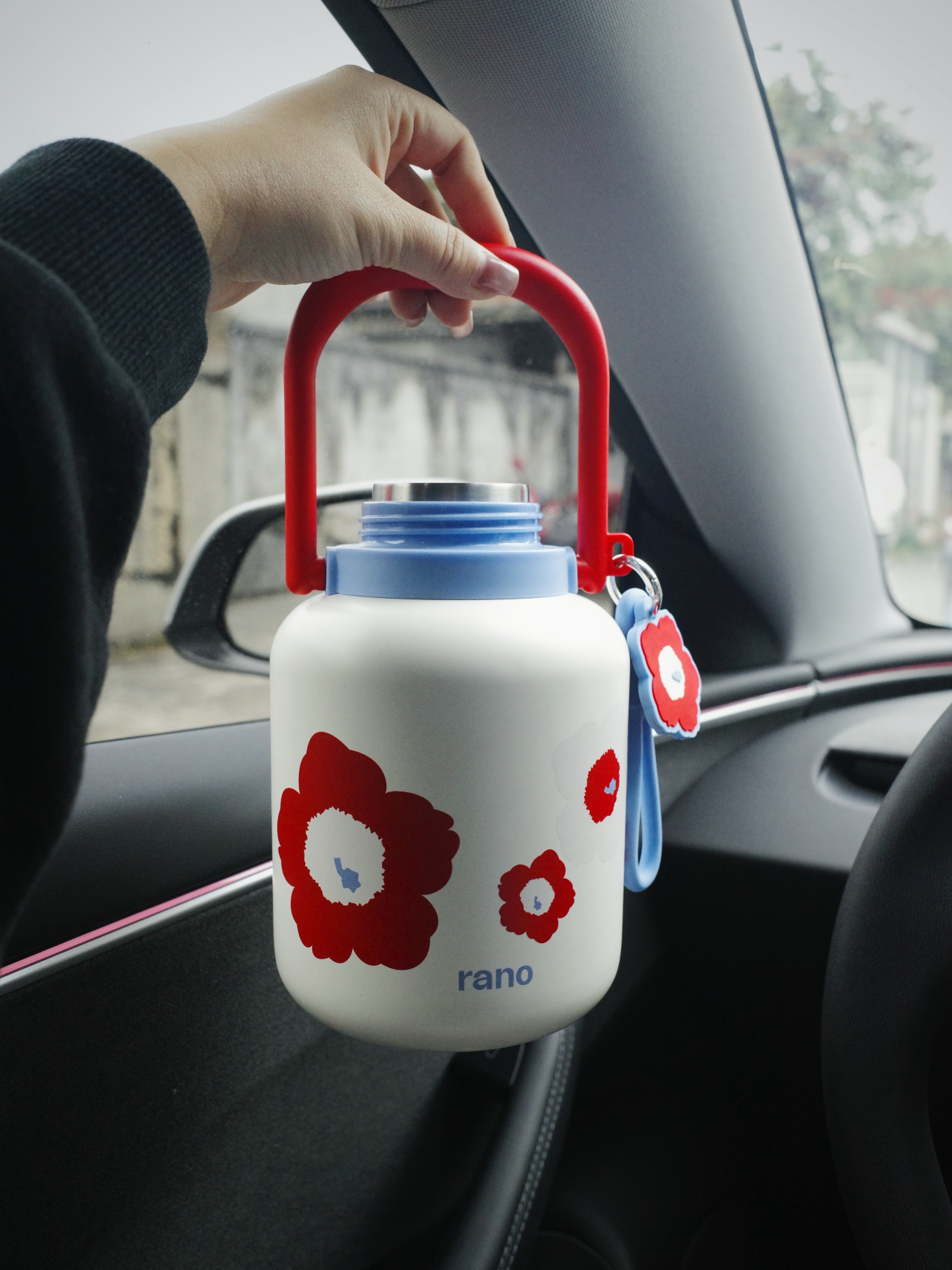 🚗💨公路旅行必备！颜值和温暖我都要！ 秋冬自驾游，开长途都要备上一大壶...
旅途幸福感蹭蹭往上涨！
	
实名夸夸这个旅行搭子的贴心设计：
	
1⃣️随手就走的提手：这个红色的小提手也太方便了吧！无论是下车拍照还是休息区接水，手指一勾就走，完全不费力。
	
2⃣️：车内c位担当，颜值清新又治愈，简直是美美的拍照📸道具。
	
3⃣️：保温给力超长待机：亲测有效！早上出门泡的热茶，到下午还是烫烫的！翻山越岭也能喝到一口热饮，这种感觉真的太幸福啦~
超大容量还可以带到户外露营可以冲热咖啡☕/奶茶水源补给。
真心推给所有爱出去玩的姐妹！有了它，漫长的公路也变成温暖的享受。
	
#特斯拉女车主 #特斯拉
#外出必备
#冬日温暖神器 #实用与颜值并存
#保温杯 #萌宠好物 #整点儿摄影节奏
#小红书RFL时尚轻单 @fafa的移动充电堡