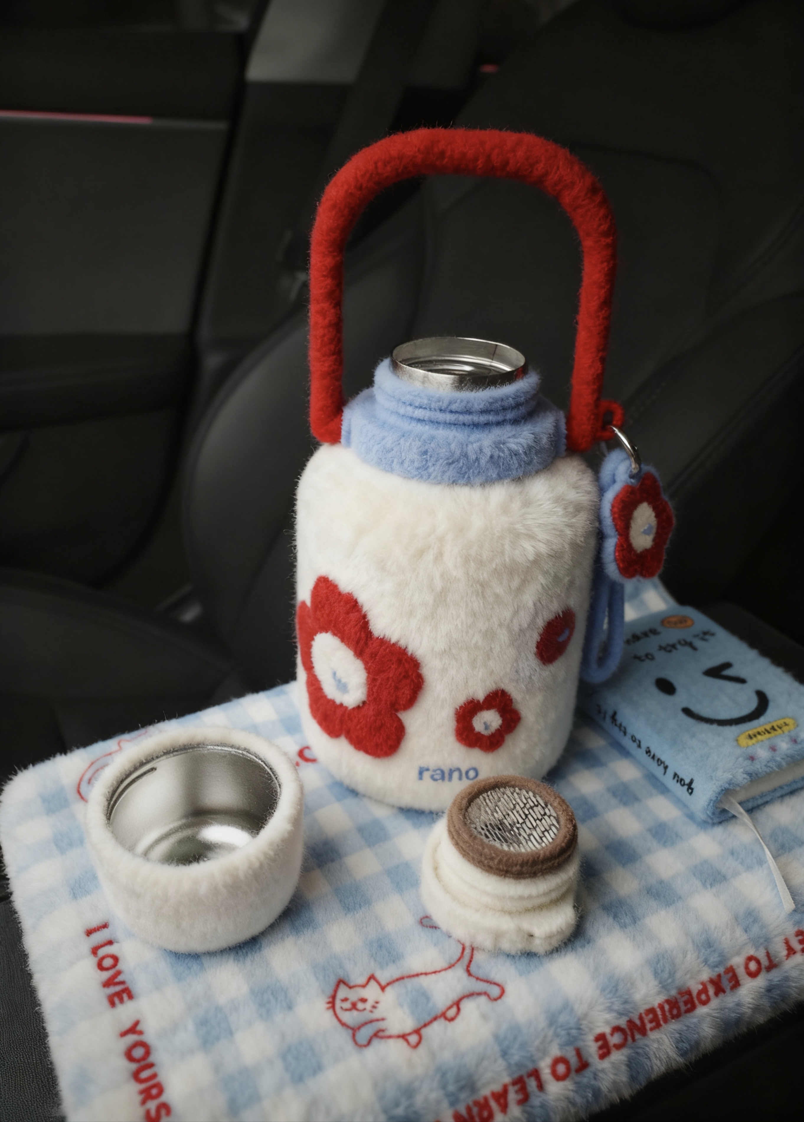 🚗💨公路旅行必备！颜值和温暖我都要！ 秋冬自驾游，开长途都要备上一大壶...
旅途幸福感蹭蹭往上涨！
	
实名夸夸这个旅行搭子的贴心设计：
	
1⃣️随手就走的提手：这个红色的小提手也太方便了吧！无论是下车拍照还是休息区接水，手指一勾就走，完全不费力。
	
2⃣️：车内c位担当，颜值清新又治愈，简直是美美的拍照📸道具。
	
3⃣️：保温给力超长待机：亲测有效！早上出门泡的热茶，到下午还是烫烫的！翻山越岭也能喝到一口热饮，这种感觉真的太幸福啦~
超大容量还可以带到户外露营可以冲热咖啡☕/奶茶水源补给。
真心推给所有爱出去玩的姐妹！有了它，漫长的公路也变成温暖的享受。
	
#特斯拉女车主 #特斯拉
#外出必备
#冬日温暖神器 #实用与颜值并存
#保温杯 #萌宠好物 #整点儿摄影节奏
#小红书RFL时尚轻单 @fafa的移动充电堡