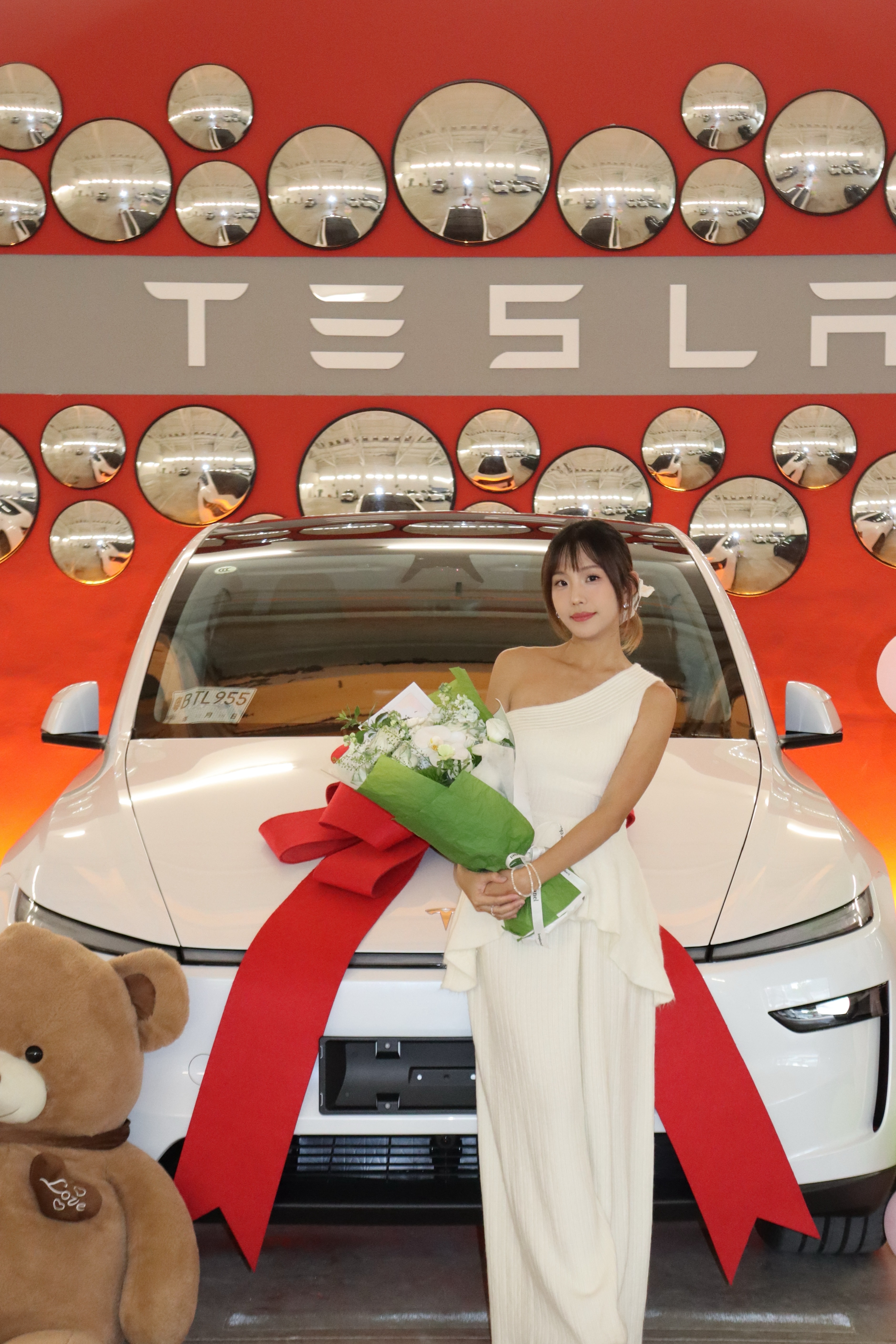 Tesla提车日记|报告!我也有邪恶大鼠标啦! 有了一个新的伙伴
可以带我去任何想去的地方
再也不是通讯录里“有空出来”的人了
是“在哪,我去接你”的人~
#提车日记 #人生第一辆小车车#提车大吉
#提车需要满满仪式感 #电车天花板 #Tesla提车
#特斯拉交付 #特别心动的车 #特斯拉model焕新Y @别叫我蕾蕾