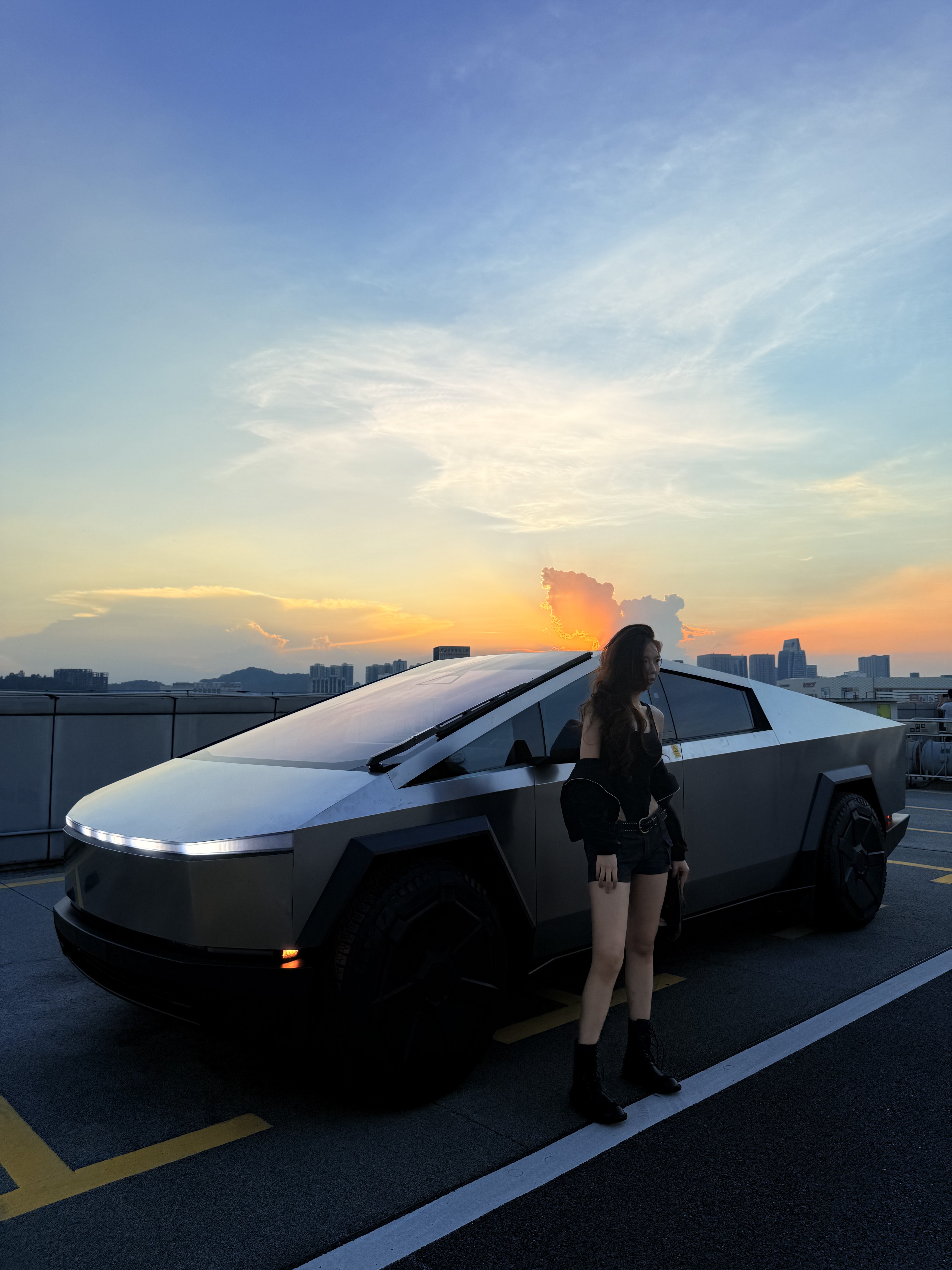 夕阳 & cybertruck🌇 #cybertruck #来拍照了 #晚霞收集者 #特斯拉 @A杯菜菜子