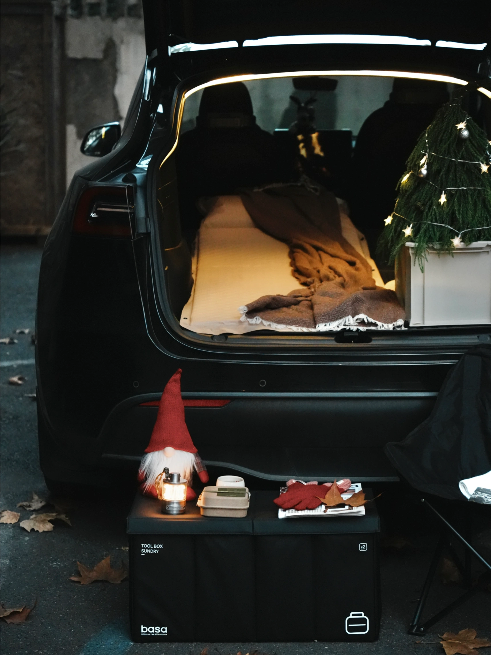 🔴𝚃𝚎𝚜𝚕𝚊｜“循环在自己的喜欢里” 梧桐叶缓缓飘落的午后，
打开后备箱——露营椅，
一杯桂花茶，一小棵圣诞树。
不多，却足够让这个十二月的缝隙透进光。
	
风穿过枝桠，
沙沙声里藏着时间的密语。
	
最简单的拥有，
往往最接近自由。
在循环的日常里，
打捞属于自己的粼粼波光。
	
#汽车博主 #特斯拉 #女生车内饰 #12月 #圣诞氛围 #圣诞树装饰 #特斯拉modely #女性成长 #碎片是生活的记录 #后备箱露营 @➰YY.