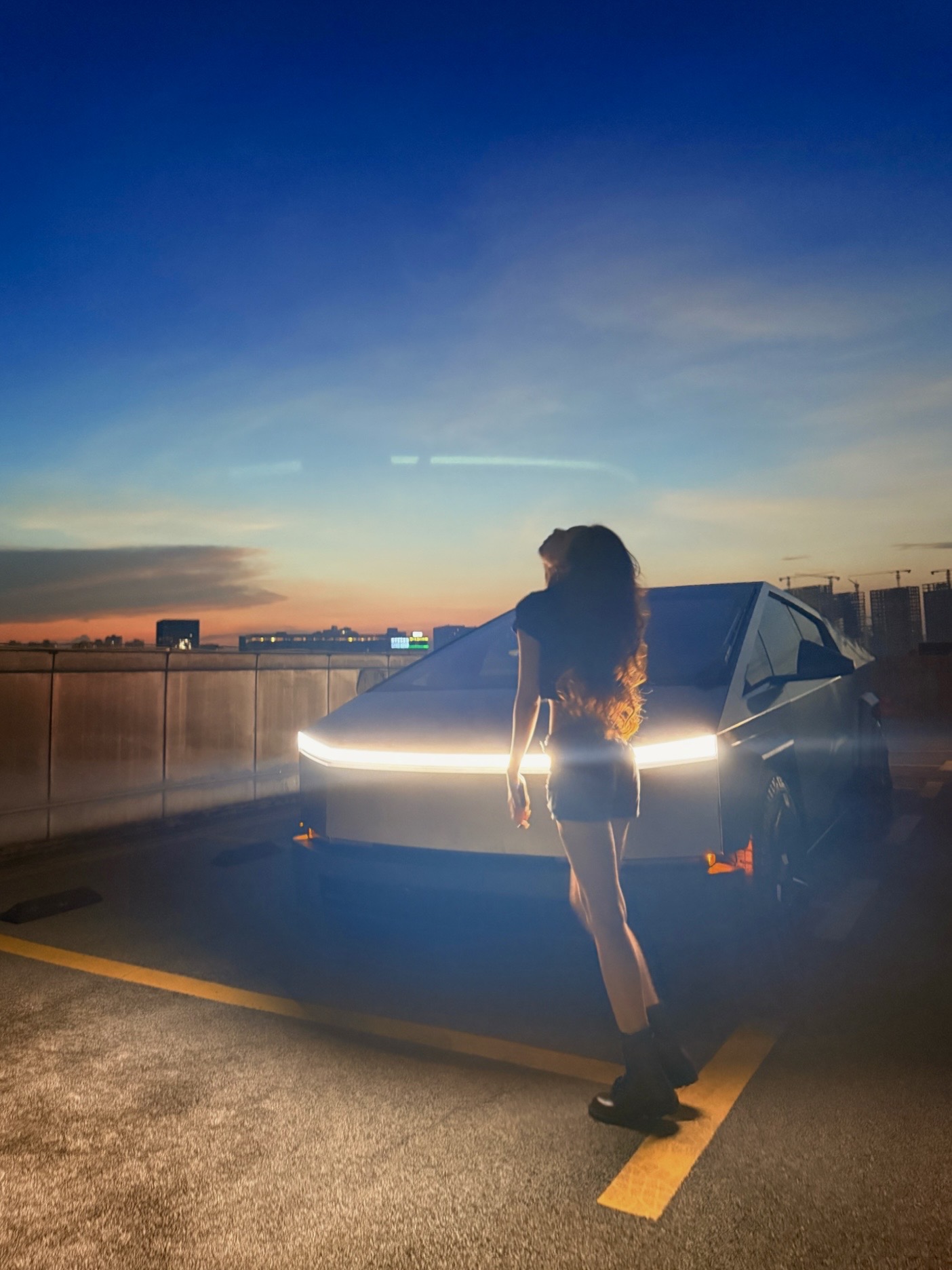 夕阳 & cybertruck🌇 #cybertruck #来拍照了 #晚霞收集者 #特斯拉 @A杯菜菜子