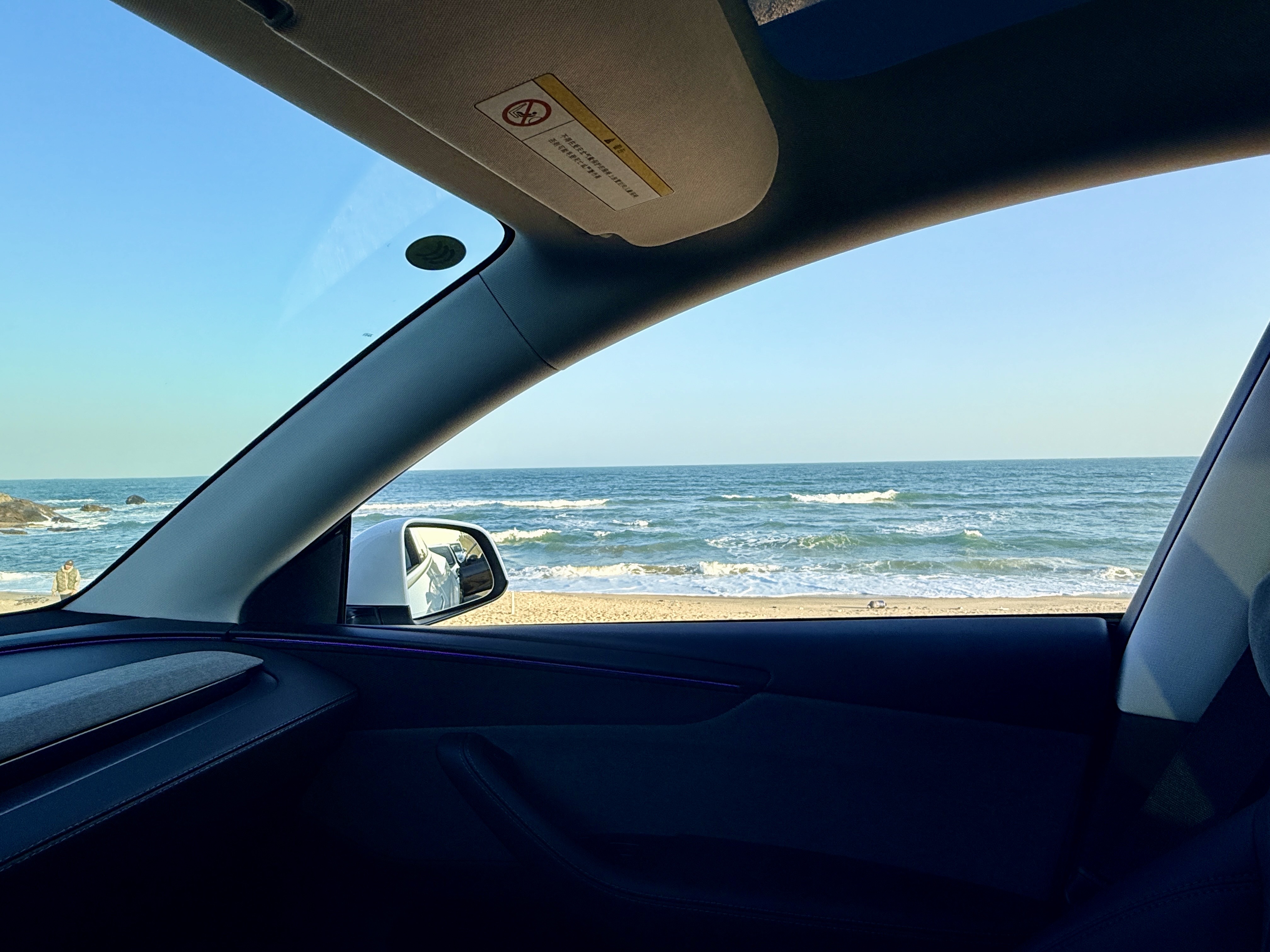 🚗在惠州开Model Y追海🌊 把“都市通勤车”开成海边氛围感神器
谁能想到日常通勤的Model Y
一到海边直接变身「氛围感buff机」🌊
白色车身贴上海浪的蓝调滤镜
连轮毂都沾了点海盐的松弛感
靠在车边吹海风，卡其风衣被风掀起的弧度
和海浪的起伏刚好同频🌬️
	
卡其风衣+黑靴踩在沿海公路
靠在车尾是慵懒，走两步是飒
下午四点的海边光打在车身上
金属冷调混着海盐暖感，每一帧都像电影分镜🎬
	
（封闭安全路段拍摄）
	
#开车去海边 #把浪漫装进车里 #特斯拉Y #惠州海边拍照 #去看不被定义的海 #汽车博主日常 @麻辣毛豆