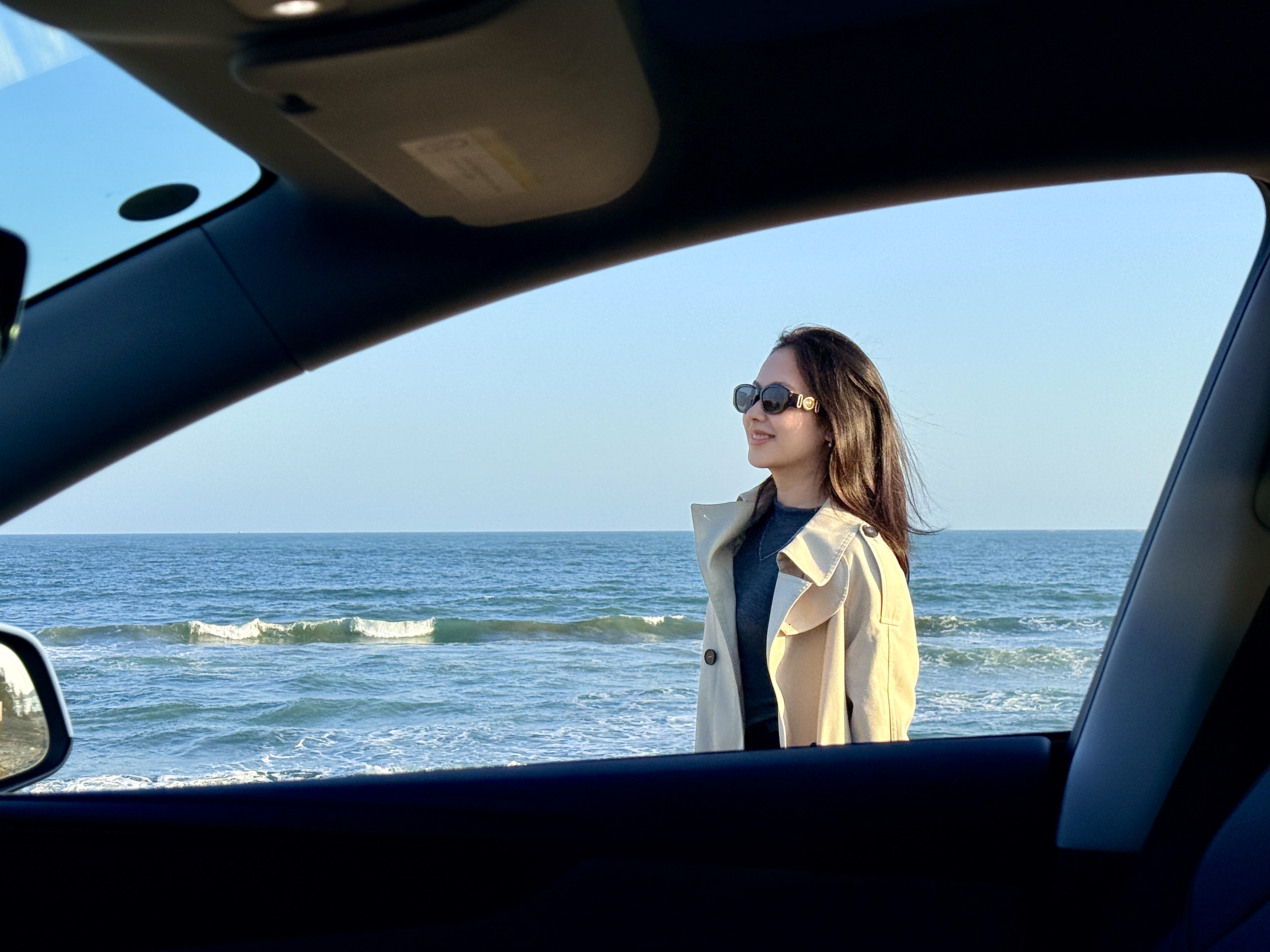 🚗在惠州开Model Y追海🌊 把“都市通勤车”开成海边氛围感神器
谁能想到日常通勤的Model Y
一到海边直接变身「氛围感buff机」🌊
白色车身贴上海浪的蓝调滤镜
连轮毂都沾了点海盐的松弛感
靠在车边吹海风，卡其风衣被风掀起的弧度
和海浪的起伏刚好同频🌬️
	
卡其风衣+黑靴踩在沿海公路
靠在车尾是慵懒，走两步是飒
下午四点的海边光打在车身上
金属冷调混着海盐暖感，每一帧都像电影分镜🎬
	
（封闭安全路段拍摄）
	
#开车去海边 #把浪漫装进车里 #特斯拉Y #惠州海边拍照 #去看不被定义的海 #汽车博主日常 @麻辣毛豆