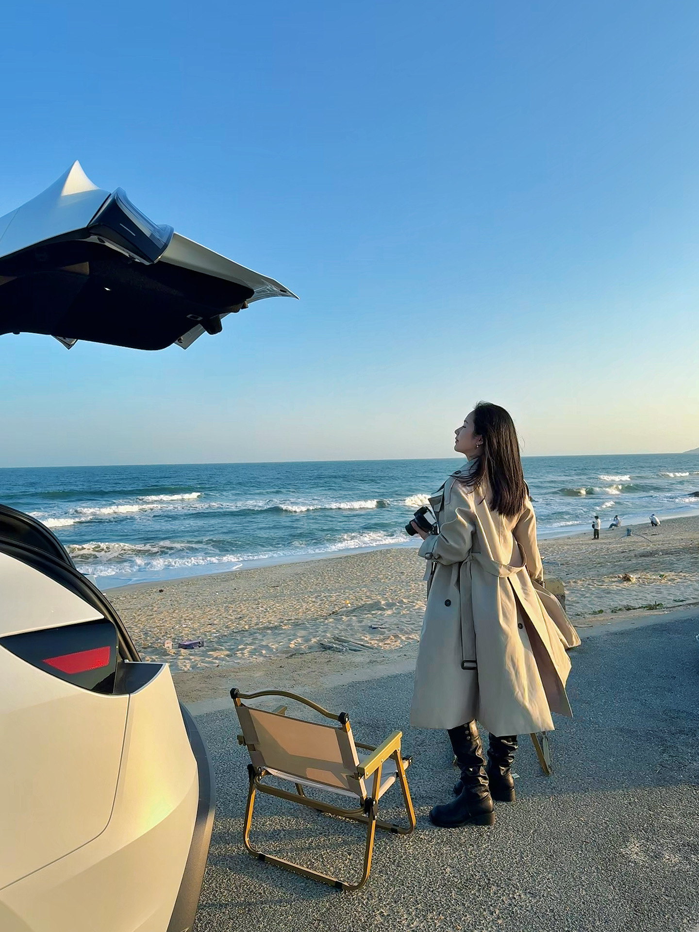 🚗在惠州开Model Y追海🌊 把“都市通勤车”开成海边氛围感神器
谁能想到日常通勤的Model Y
一到海边直接变身「氛围感buff机」🌊
白色车身贴上海浪的蓝调滤镜
连轮毂都沾了点海盐的松弛感
靠在车边吹海风，卡其风衣被风掀起的弧度
和海浪的起伏刚好同频🌬️
	
卡其风衣+黑靴踩在沿海公路
靠在车尾是慵懒，走两步是飒
下午四点的海边光打在车身上
金属冷调混着海盐暖感，每一帧都像电影分镜🎬
	
（封闭安全路段拍摄）
	
#开车去海边 #把浪漫装进车里 #特斯拉Y #惠州海边拍照 #去看不被定义的海 #汽车博主日常 @麻辣毛豆