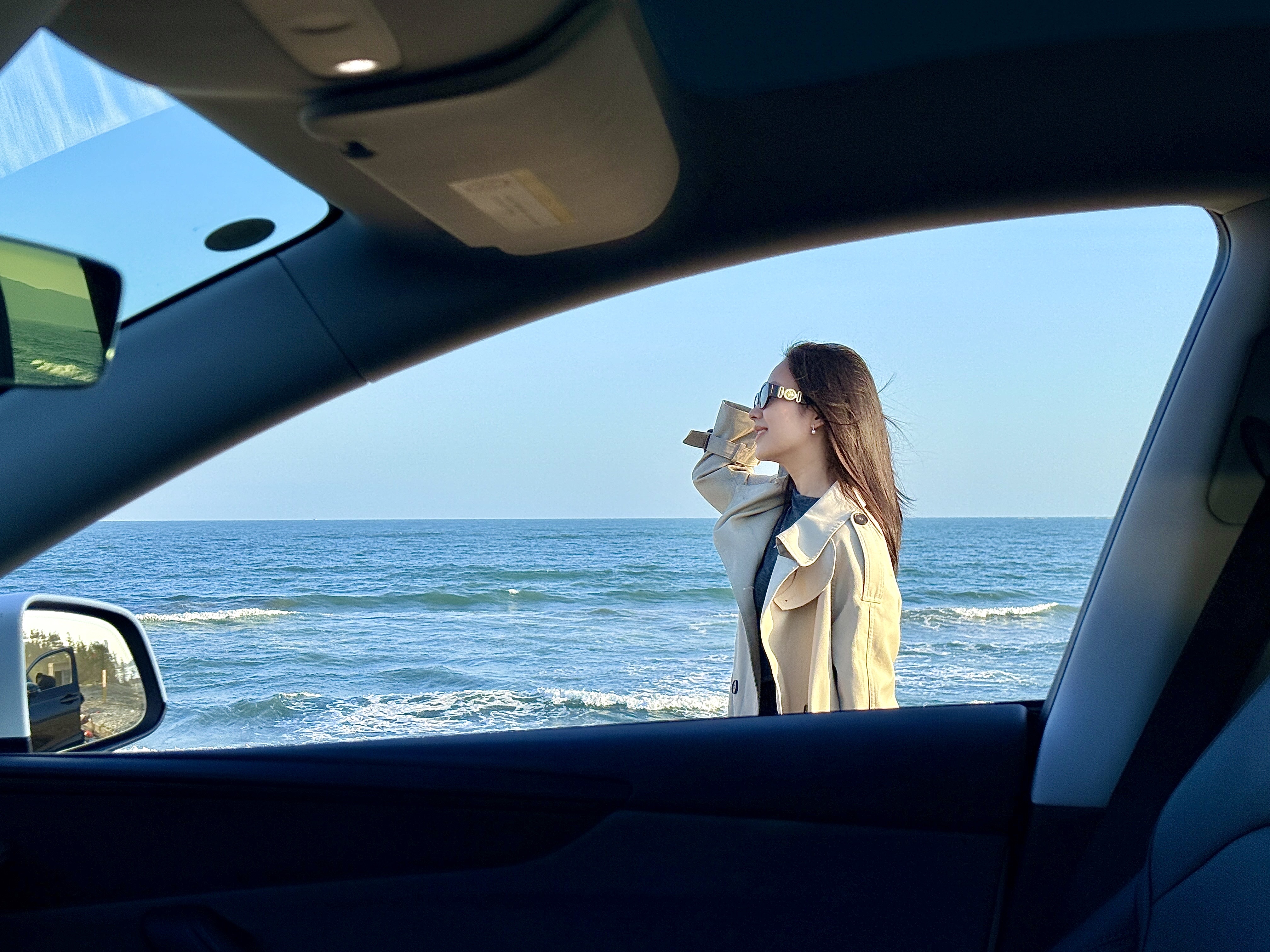 🚗在惠州开Model Y追海🌊 把“都市通勤车”开成海边氛围感神器
谁能想到日常通勤的Model Y
一到海边直接变身「氛围感buff机」🌊
白色车身贴上海浪的蓝调滤镜
连轮毂都沾了点海盐的松弛感
靠在车边吹海风，卡其风衣被风掀起的弧度
和海浪的起伏刚好同频🌬️
	
卡其风衣+黑靴踩在沿海公路
靠在车尾是慵懒，走两步是飒
下午四点的海边光打在车身上
金属冷调混着海盐暖感，每一帧都像电影分镜🎬
	
（封闭安全路段拍摄）
	
#开车去海边 #把浪漫装进车里 #特斯拉Y #惠州海边拍照 #去看不被定义的海 #汽车博主日常 @麻辣毛豆
