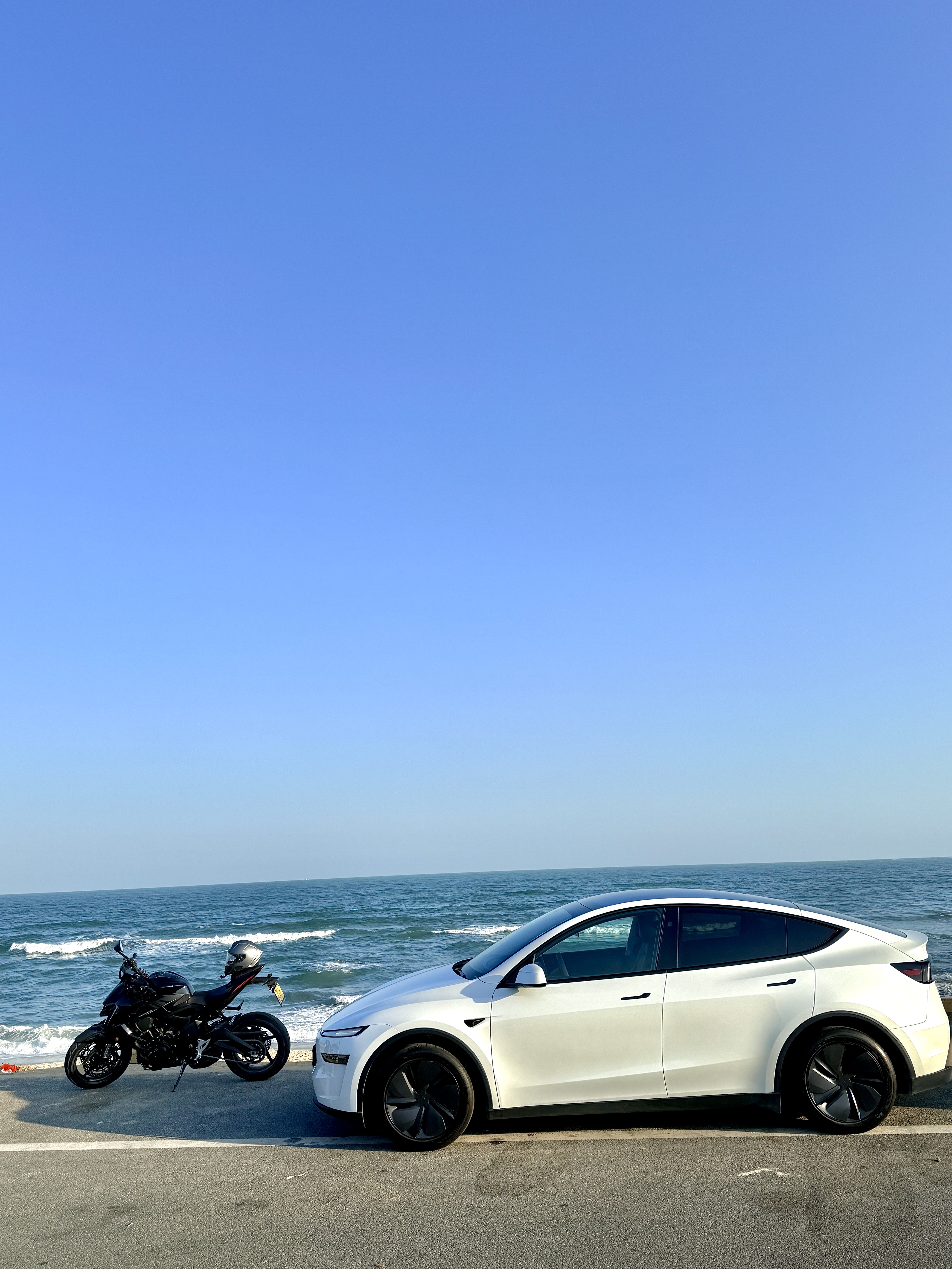 🚗在惠州开Model Y追海🌊 把“都市通勤车”开成海边氛围感神器
谁能想到日常通勤的Model Y
一到海边直接变身「氛围感buff机」🌊
白色车身贴上海浪的蓝调滤镜
连轮毂都沾了点海盐的松弛感
靠在车边吹海风，卡其风衣被风掀起的弧度
和海浪的起伏刚好同频🌬️
	
卡其风衣+黑靴踩在沿海公路
靠在车尾是慵懒，走两步是飒
下午四点的海边光打在车身上
金属冷调混着海盐暖感，每一帧都像电影分镜🎬
	
（封闭安全路段拍摄）
	
#开车去海边 #把浪漫装进车里 #特斯拉Y #惠州海边拍照 #去看不被定义的海 #汽车博主日常 @麻辣毛豆