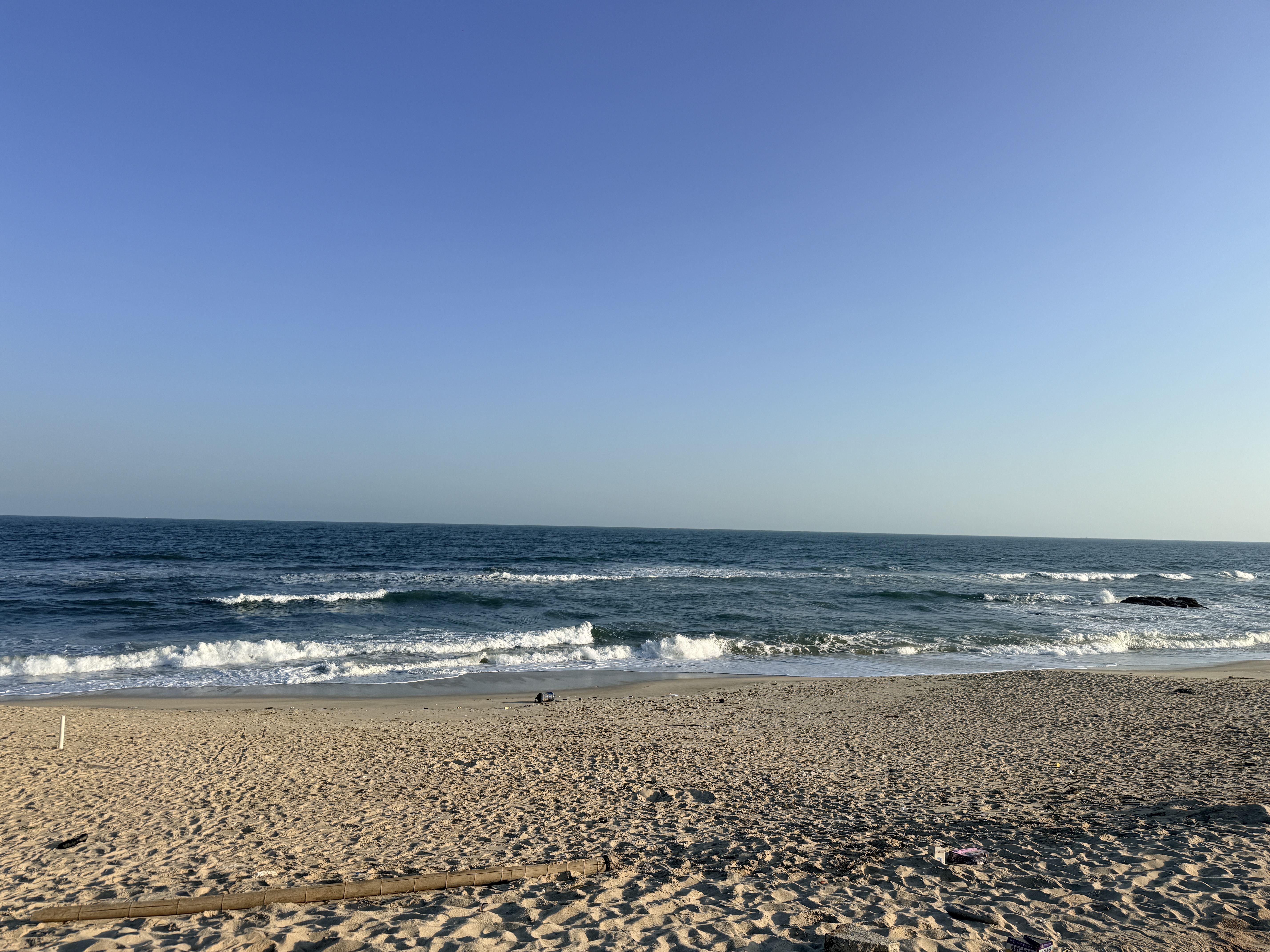 🚗在惠州开Model Y追海🌊 把“都市通勤车”开成海边氛围感神器
谁能想到日常通勤的Model Y
一到海边直接变身「氛围感buff机」🌊
白色车身贴上海浪的蓝调滤镜
连轮毂都沾了点海盐的松弛感
靠在车边吹海风，卡其风衣被风掀起的弧度
和海浪的起伏刚好同频🌬️
	
卡其风衣+黑靴踩在沿海公路
靠在车尾是慵懒，走两步是飒
下午四点的海边光打在车身上
金属冷调混着海盐暖感，每一帧都像电影分镜🎬
	
（封闭安全路段拍摄）
	
#开车去海边 #把浪漫装进车里 #特斯拉Y #惠州海边拍照 #去看不被定义的海 #汽车博主日常 @麻辣毛豆