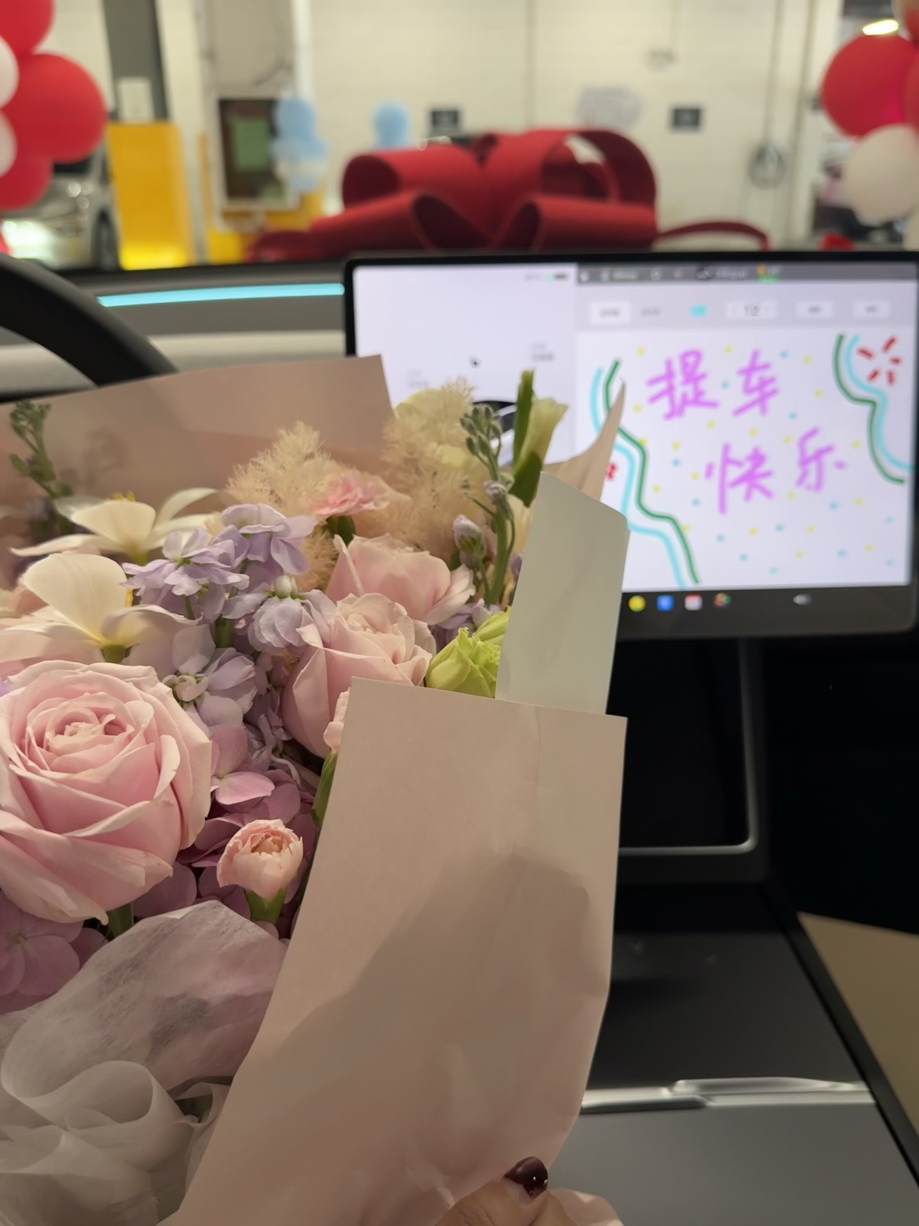 99年未婚未育，给自己的野心交了份答卷 在深圳追赶了三年的风
今天终于把日落装进了全景天窗里
26岁，不必等谁的副驾
靠自己有了一个移动小家
方向盘在自己手里，路才格外明亮
从此通勤路上有晚霞作伴
周末的沿海公路等我去冒险
这抹纯净的白，是写给独立生活的诗
#深圳女孩 #特斯拉 #女生买车 @星空