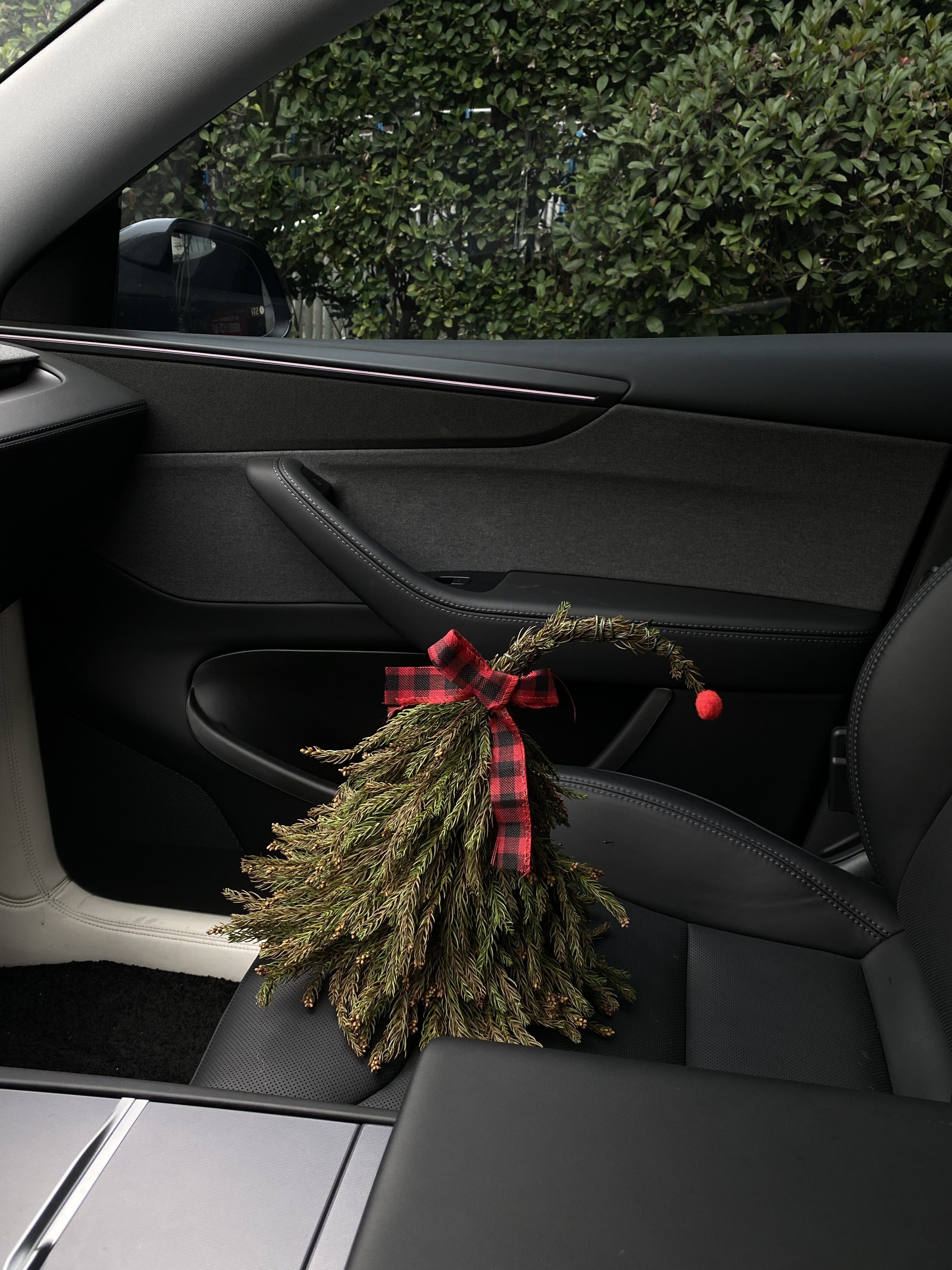 Tesla🎄｜❤️带狗子🐶体验圣诞座驾~ 圣诞的仪式感~
是和我的“小乘客”🐶在移动城堡里独享这一刻
车里暖暖的 放着《Last Christmas 》🍎
她好奇地望向窗外
对我而言 最好的圣诞礼物🎁
不是袜子🧦里的惊喜
而是副驾驶上 它毫无保留的信任与陪伴💕
愿这个冬天❄️的温暖 都由我们一同驶过~
.
圣诞树🎄是自己手工做的
打开特斯拉的圣诞模式
再用画板画些自己喜欢的图案
放一些装饰就有节日氛围啦!🥰
#新人汽车博主 #汽车博主#特斯拉女车主  #女生车里有什么 #女生副驾驶 #我的爱车日常 #定格车内氛围感 #提前被圣诞的浪漫包围 #圣诞拍照 #车内拍照 @西瓜宅车里