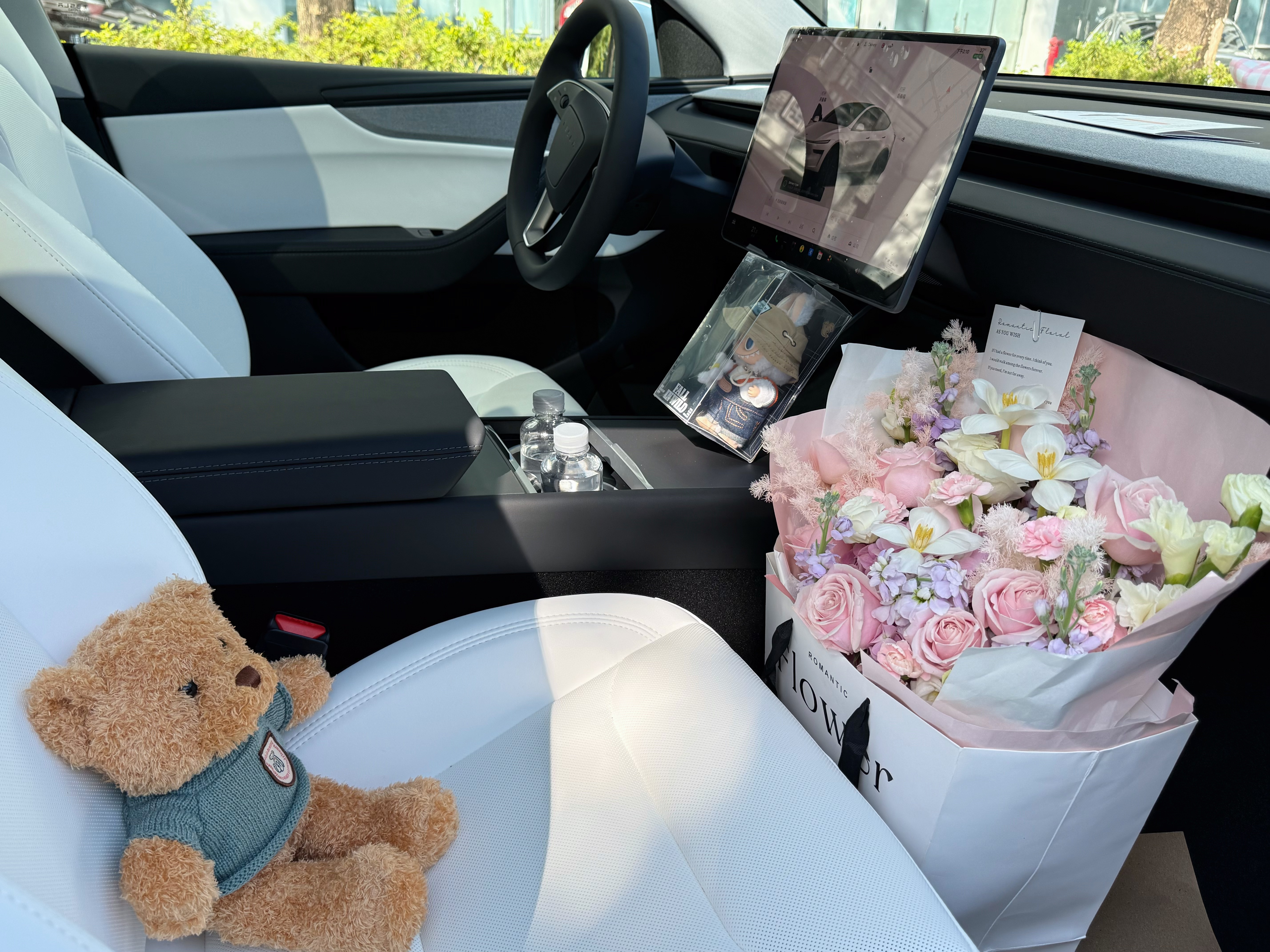 99年未婚未育，给自己的野心交了份答卷 在深圳追赶了三年的风
今天终于把日落装进了全景天窗里
26岁，不必等谁的副驾
靠自己有了一个移动小家
方向盘在自己手里，路才格外明亮
从此通勤路上有晚霞作伴
周末的沿海公路等我去冒险
这抹纯净的白，是写给独立生活的诗
#深圳女孩 #特斯拉 #女生买车 @星空