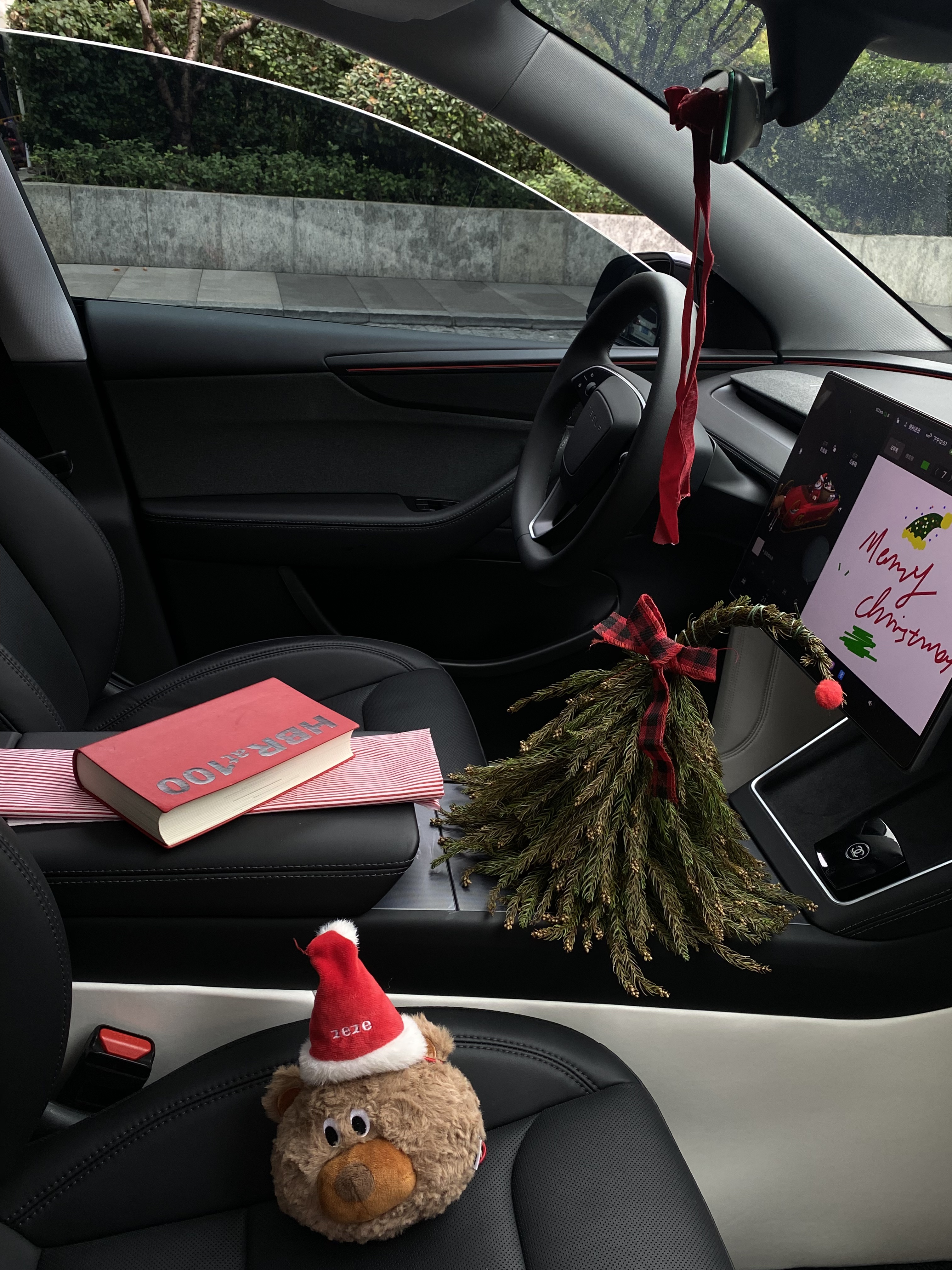 Tesla🎄｜❤️带狗子🐶体验圣诞座驾~ 圣诞的仪式感~
是和我的“小乘客”🐶在移动城堡里独享这一刻
车里暖暖的 放着《Last Christmas 》🍎
她好奇地望向窗外
对我而言 最好的圣诞礼物🎁
不是袜子🧦里的惊喜
而是副驾驶上 它毫无保留的信任与陪伴💕
愿这个冬天❄️的温暖 都由我们一同驶过~
.
圣诞树🎄是自己手工做的
打开特斯拉的圣诞模式
再用画板画些自己喜欢的图案
放一些装饰就有节日氛围啦!🥰
#新人汽车博主 #汽车博主#特斯拉女车主  #女生车里有什么 #女生副驾驶 #我的爱车日常 #定格车内氛围感 #提前被圣诞的浪漫包围 #圣诞拍照 #车内拍照 @西瓜宅车里