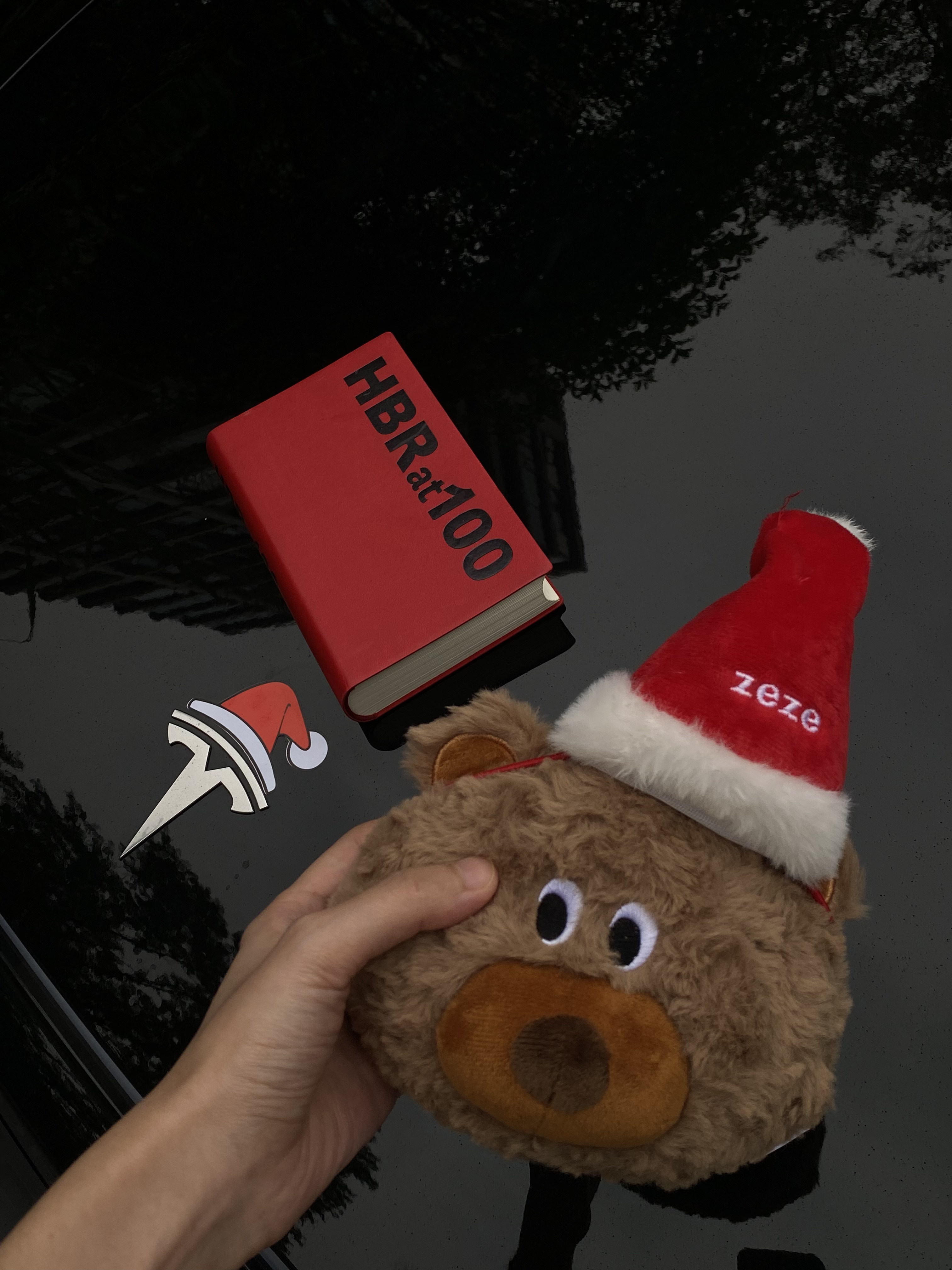 Tesla🎄｜❤️带狗子🐶体验圣诞座驾~ 圣诞的仪式感~
是和我的“小乘客”🐶在移动城堡里独享这一刻
车里暖暖的 放着《Last Christmas 》🍎
她好奇地望向窗外
对我而言 最好的圣诞礼物🎁
不是袜子🧦里的惊喜
而是副驾驶上 它毫无保留的信任与陪伴💕
愿这个冬天❄️的温暖 都由我们一同驶过~
.
圣诞树🎄是自己手工做的
打开特斯拉的圣诞模式
再用画板画些自己喜欢的图案
放一些装饰就有节日氛围啦!🥰
#新人汽车博主 #汽车博主#特斯拉女车主  #女生车里有什么 #女生副驾驶 #我的爱车日常 #定格车内氛围感 #提前被圣诞的浪漫包围 #圣诞拍照 #车内拍照 @西瓜宅车里