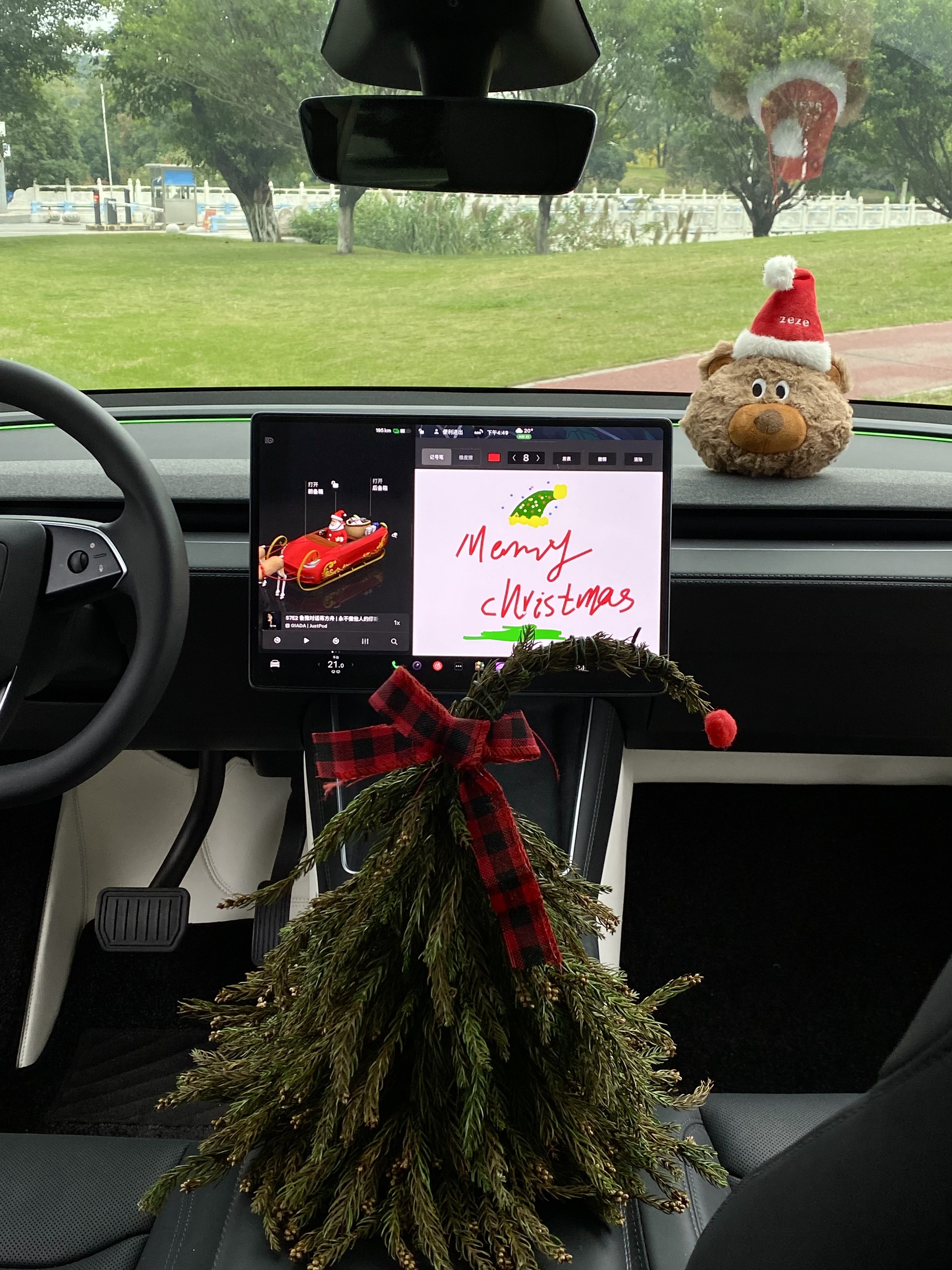 Tesla🎄｜❤️带狗子🐶体验圣诞座驾~ 圣诞的仪式感~
是和我的“小乘客”🐶在移动城堡里独享这一刻
车里暖暖的 放着《Last Christmas 》🍎
她好奇地望向窗外
对我而言 最好的圣诞礼物🎁
不是袜子🧦里的惊喜
而是副驾驶上 它毫无保留的信任与陪伴💕
愿这个冬天❄️的温暖 都由我们一同驶过~
.
圣诞树🎄是自己手工做的
打开特斯拉的圣诞模式
再用画板画些自己喜欢的图案
放一些装饰就有节日氛围啦!🥰
#新人汽车博主 #汽车博主#特斯拉女车主  #女生车里有什么 #女生副驾驶 #我的爱车日常 #定格车内氛围感 #提前被圣诞的浪漫包围 #圣诞拍照 #车内拍照 @西瓜宅车里