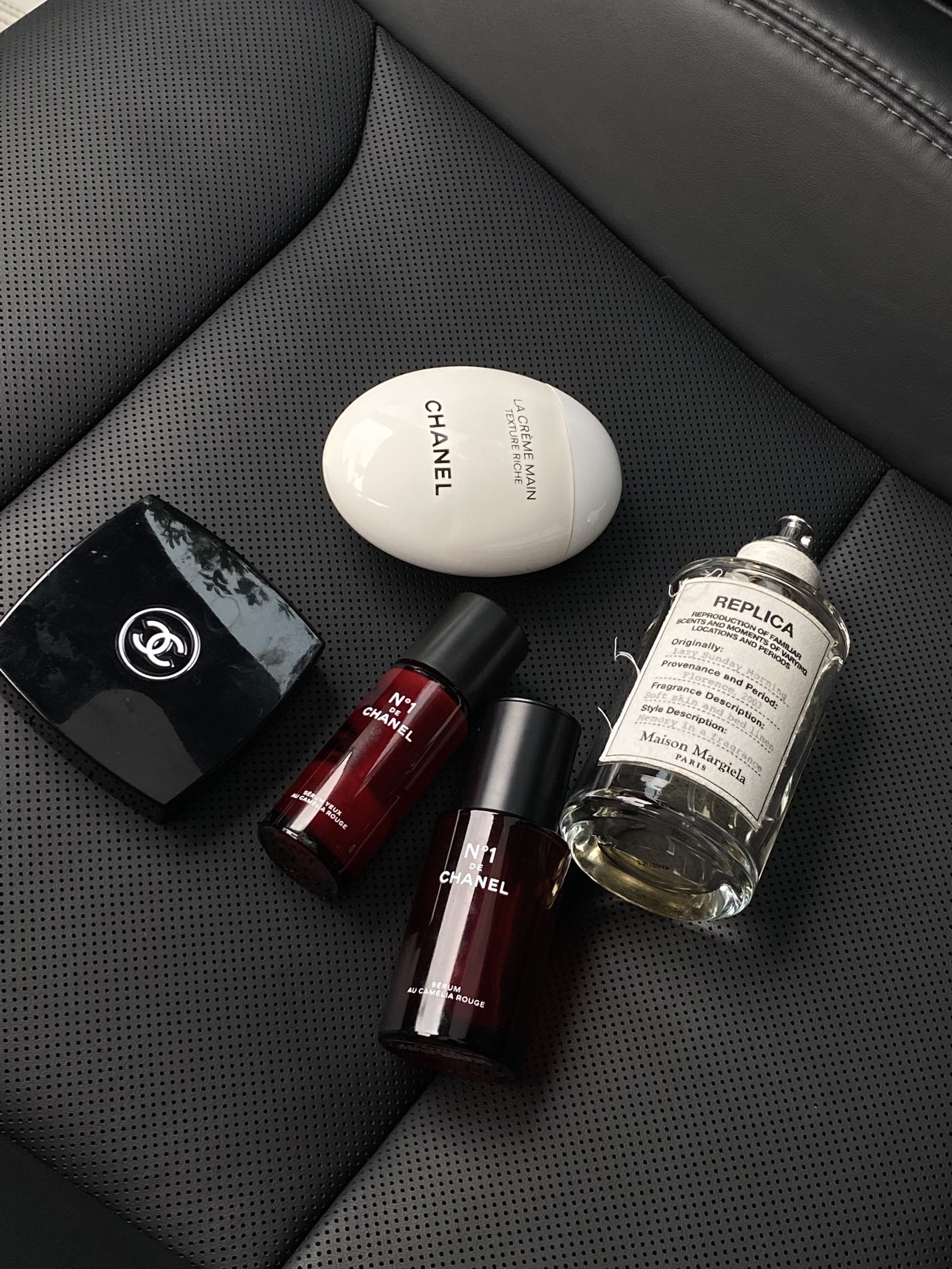 Tesla🎄｜❤️带狗子🐶体验圣诞座驾~ 圣诞的仪式感~
是和我的“小乘客”🐶在移动城堡里独享这一刻
车里暖暖的 放着《Last Christmas 》🍎
她好奇地望向窗外
对我而言 最好的圣诞礼物🎁
不是袜子🧦里的惊喜
而是副驾驶上 它毫无保留的信任与陪伴💕
愿这个冬天❄️的温暖 都由我们一同驶过~
.
圣诞树🎄是自己手工做的
打开特斯拉的圣诞模式
再用画板画些自己喜欢的图案
放一些装饰就有节日氛围啦!🥰
#新人汽车博主 #汽车博主#特斯拉女车主  #女生车里有什么 #女生副驾驶 #我的爱车日常 #定格车内氛围感 #提前被圣诞的浪漫包围 #圣诞拍照 #车内拍照 @西瓜宅车里