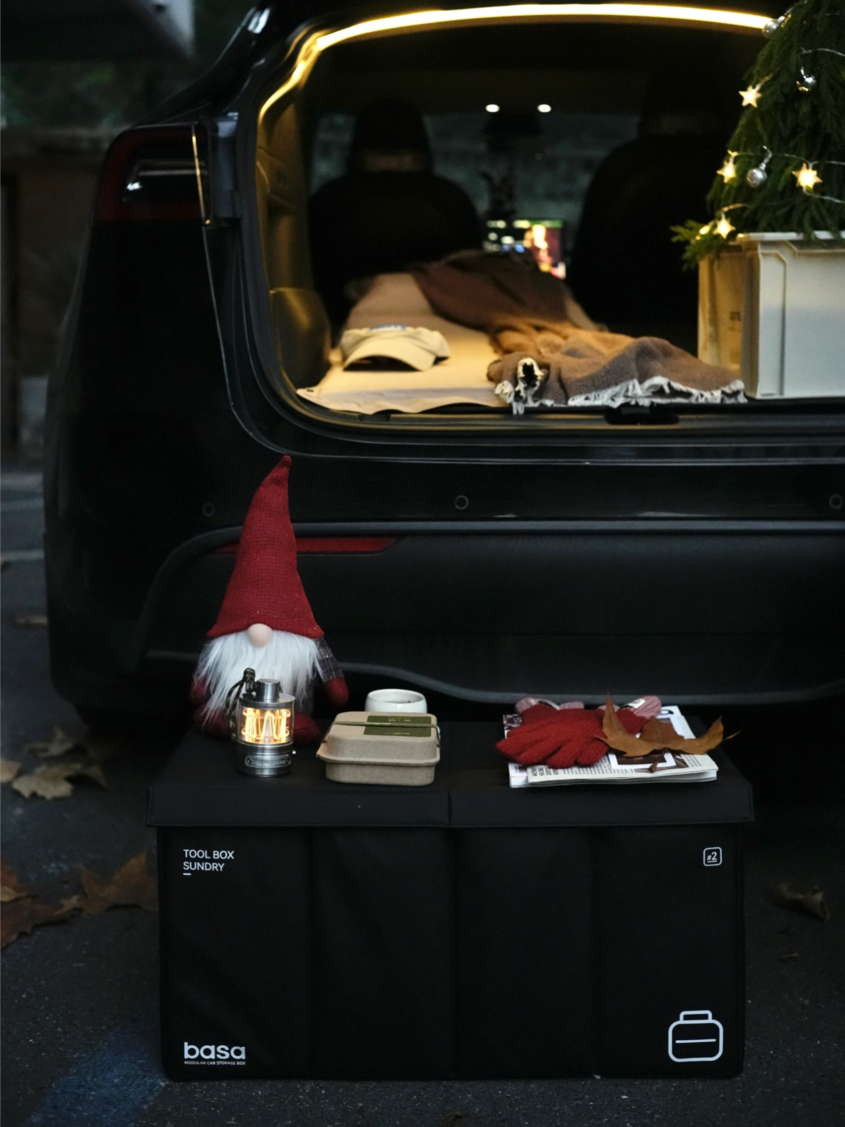 🔴𝚃𝚎𝚜𝚕𝚊｜“愿初冬的阳光洒满生活” 冬天，是个万物沉淀的季节。
世界慢下来，连光线都变得慵懒。
人却容易在这时候，
清晰地感知到幸福的存在。
	
和同事打开后备箱，摆上露营椅。
泡一壶热茶，坐在渐渐西斜的阳光里。
	
只是这样坐着，感受风轻、茶温、叶落。
	
在万物沉寂的季节里，
听见自己心里那细碎而清晰的回响。
停下来，只是感受。
	
🌿 冬天快乐，
愿你也有这样一个被阳光抚摸的午后。
	
#或许今年的冬天更值得期待 #汽车博主 #特斯拉 #女生车内饰 #特斯拉modely #后备箱露营 #汽车露营 #圣诞氛围 #风开始有冬天的味道了 #女性成长 @➰YY.