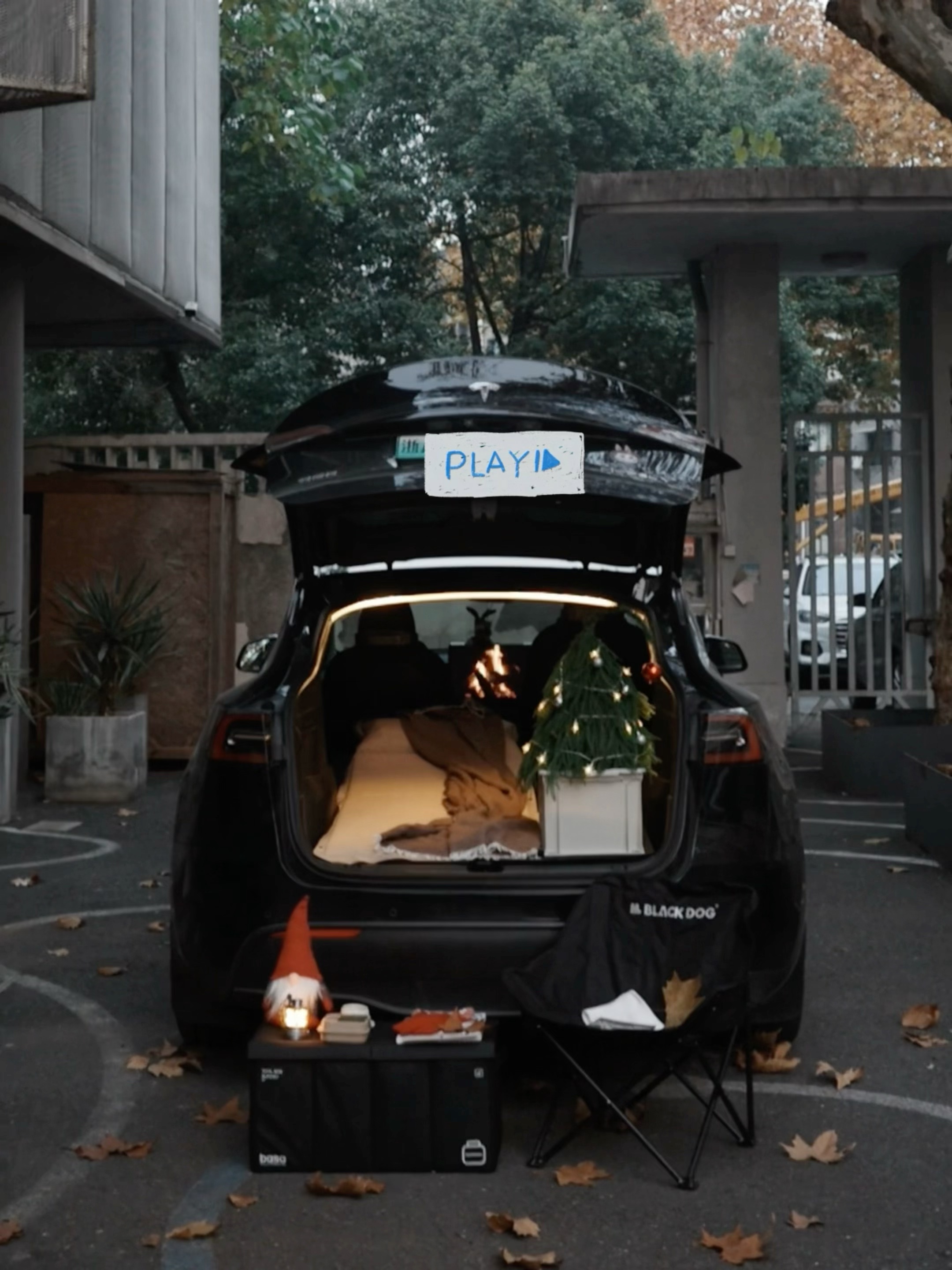 🔴𝚃𝚎𝚜𝚕𝚊｜“愿初冬的阳光洒满生活” 冬天，是个万物沉淀的季节。
世界慢下来，连光线都变得慵懒。
人却容易在这时候，
清晰地感知到幸福的存在。
	
和同事打开后备箱，摆上露营椅。
泡一壶热茶，坐在渐渐西斜的阳光里。
	
只是这样坐着，感受风轻、茶温、叶落。
	
在万物沉寂的季节里，
听见自己心里那细碎而清晰的回响。
停下来，只是感受。
	
🌿 冬天快乐，
愿你也有这样一个被阳光抚摸的午后。
	
#或许今年的冬天更值得期待 #汽车博主 #特斯拉 #女生车内饰 #特斯拉modely #后备箱露营 #汽车露营 #圣诞氛围 #风开始有冬天的味道了 #女性成长 @➰YY.