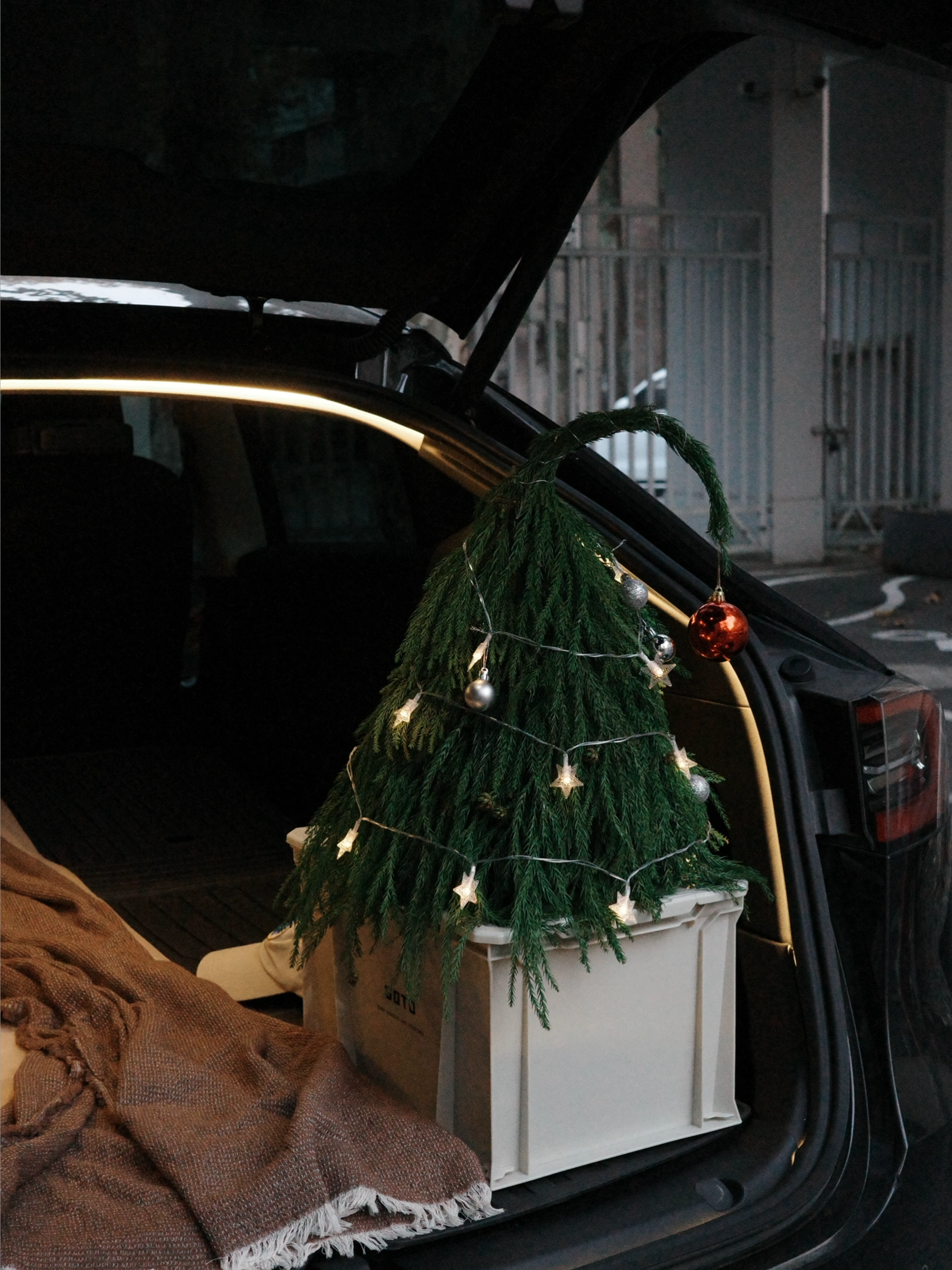 🔴𝚃𝚎𝚜𝚕𝚊｜“愿初冬的阳光洒满生活” 冬天，是个万物沉淀的季节。
世界慢下来，连光线都变得慵懒。
人却容易在这时候，
清晰地感知到幸福的存在。
	
和同事打开后备箱，摆上露营椅。
泡一壶热茶，坐在渐渐西斜的阳光里。
	
只是这样坐着，感受风轻、茶温、叶落。
	
在万物沉寂的季节里，
听见自己心里那细碎而清晰的回响。
停下来，只是感受。
	
🌿 冬天快乐，
愿你也有这样一个被阳光抚摸的午后。
	
#或许今年的冬天更值得期待 #汽车博主 #特斯拉 #女生车内饰 #特斯拉modely #后备箱露营 #汽车露营 #圣诞氛围 #风开始有冬天的味道了 #女性成长 @➰YY.