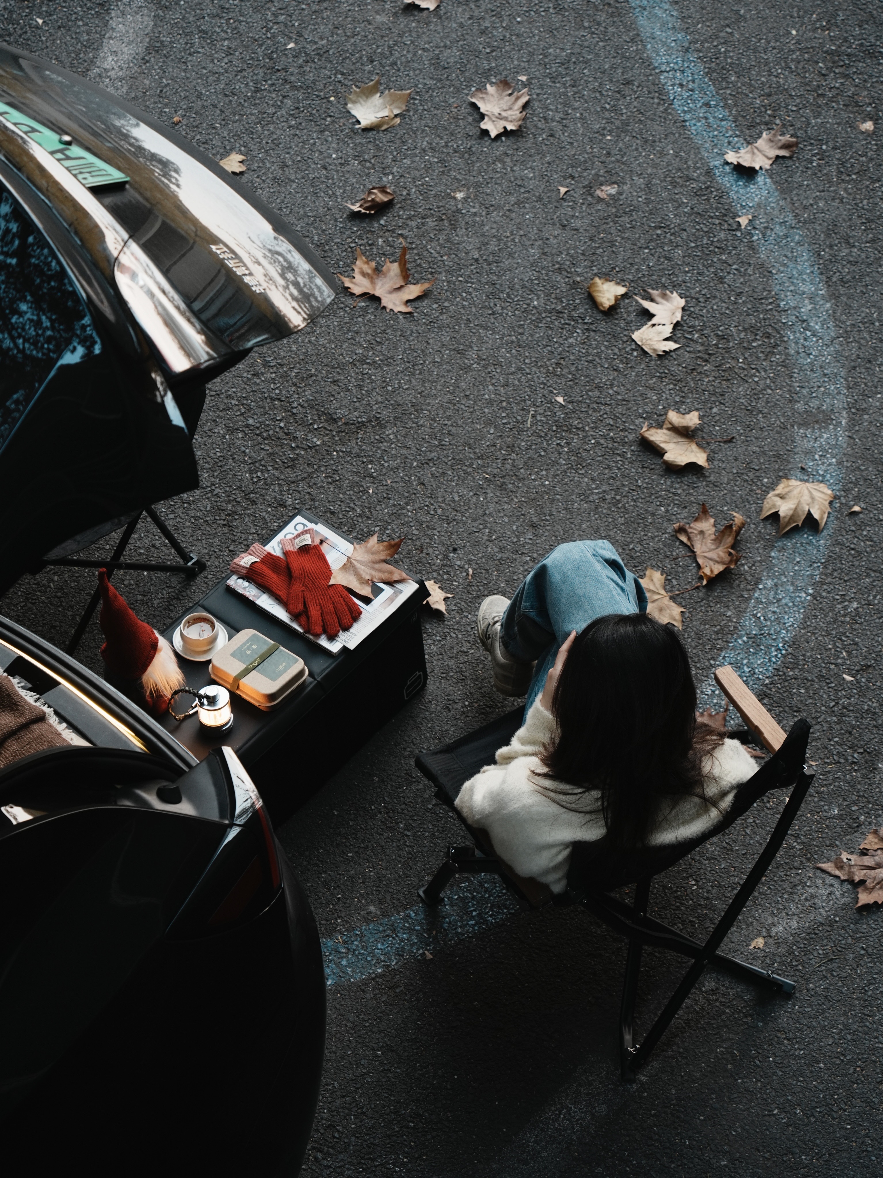 🔴𝚃𝚎𝚜𝚕𝚊｜“愿初冬的阳光洒满生活” 冬天，是个万物沉淀的季节。
世界慢下来，连光线都变得慵懒。
人却容易在这时候，
清晰地感知到幸福的存在。
	
和同事打开后备箱，摆上露营椅。
泡一壶热茶，坐在渐渐西斜的阳光里。
	
只是这样坐着，感受风轻、茶温、叶落。
	
在万物沉寂的季节里，
听见自己心里那细碎而清晰的回响。
停下来，只是感受。
	
🌿 冬天快乐，
愿你也有这样一个被阳光抚摸的午后。
	
#或许今年的冬天更值得期待 #汽车博主 #特斯拉 #女生车内饰 #特斯拉modely #后备箱露营 #汽车露营 #圣诞氛围 #风开始有冬天的味道了 #女性成长 @➰YY.